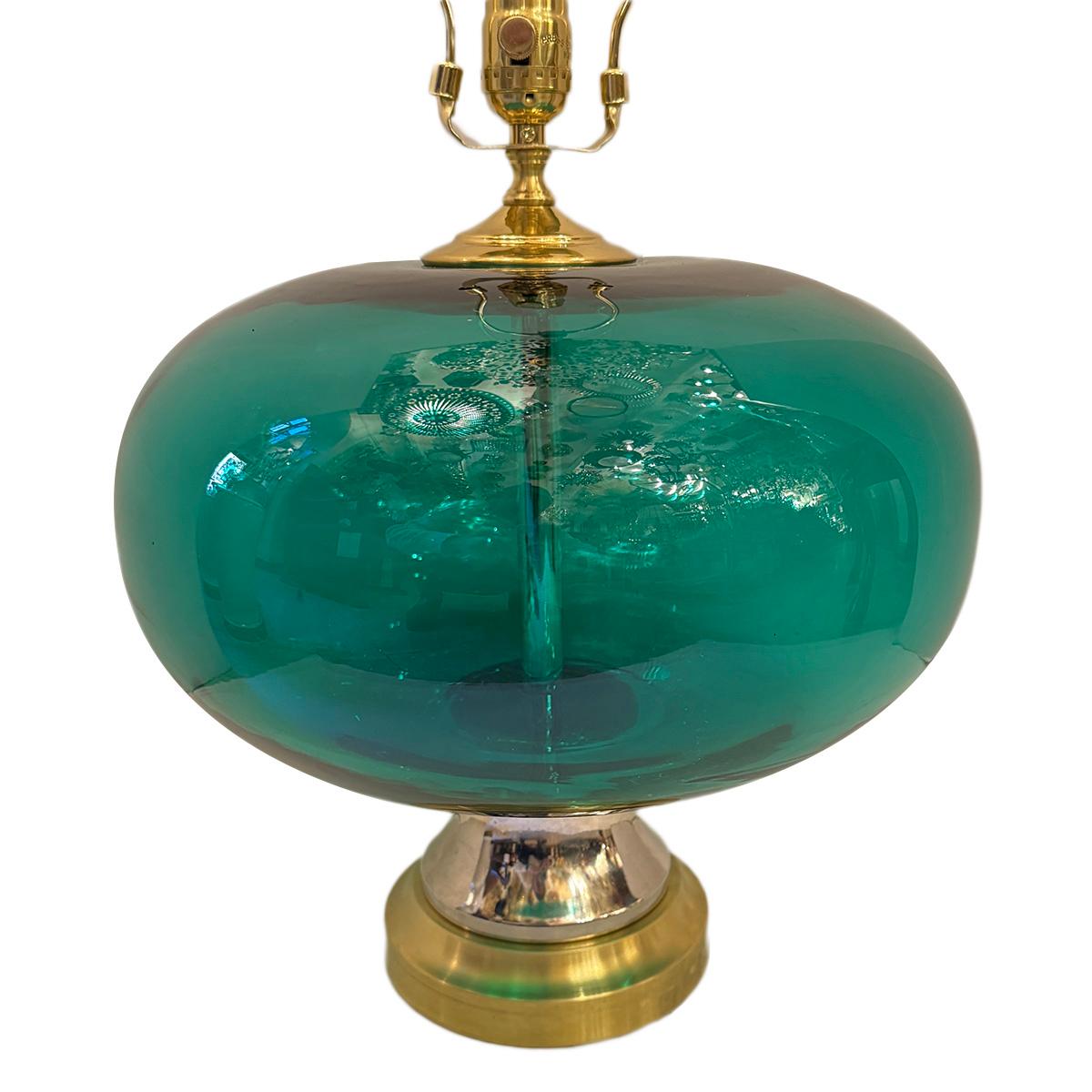 Lámpara sueca de cristal verde de la década de 1960.

Medidas:
Altura del cuerpo: 13,75
Altura del soporte superior de la pantalla: 20.75
Diámetro: 14
