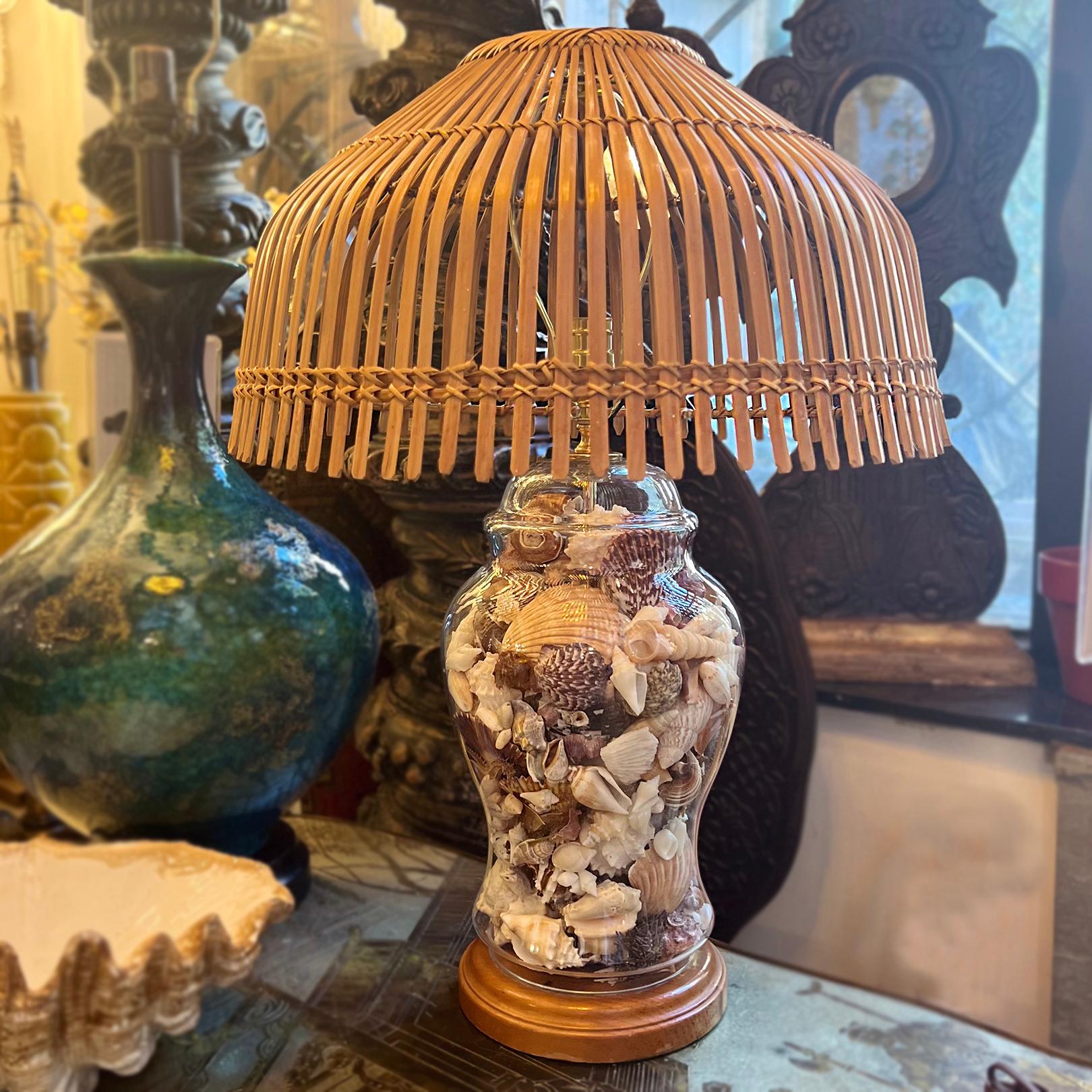 Lampe en verre du milieu du siècle avec abat-jour en bambou en vente 1