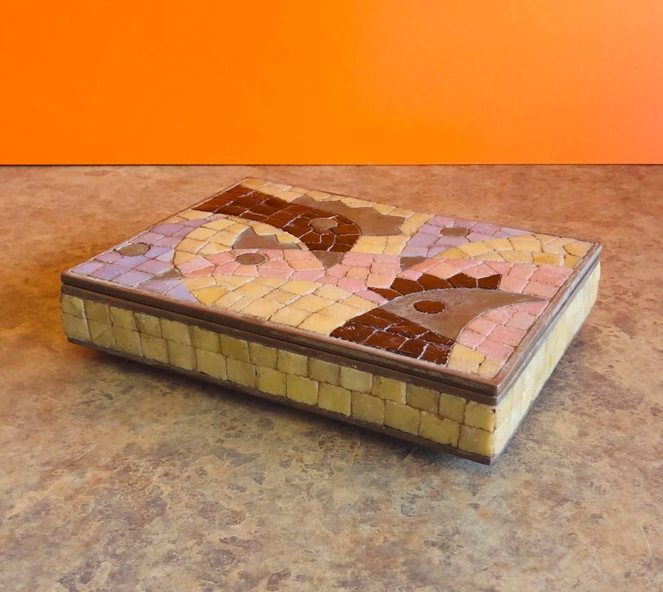 Caja con tapa de mosaico de vidrio y latón de mediados de siglo de Salvador Teran Mosaico en venta