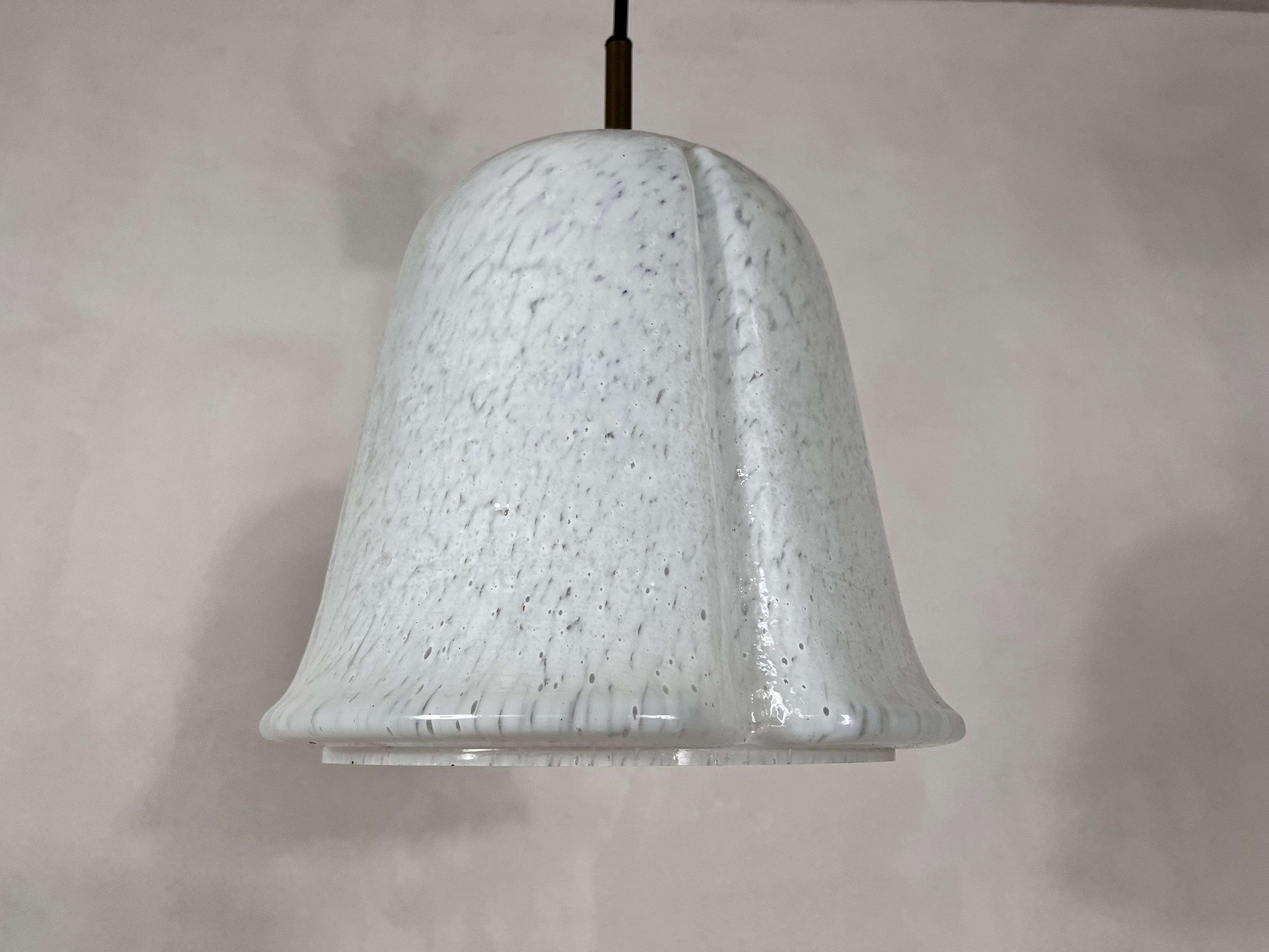 Lampe suspendue de Glashütte Limburg, fabriquée dans les années 1960 en Allemagne. Il est fascinant avec sa belle forme et son verre à bulles. Le luminaire présente un design minimaliste très agréable. Hauteur réglable de 55 à 80 cm.

La lampe