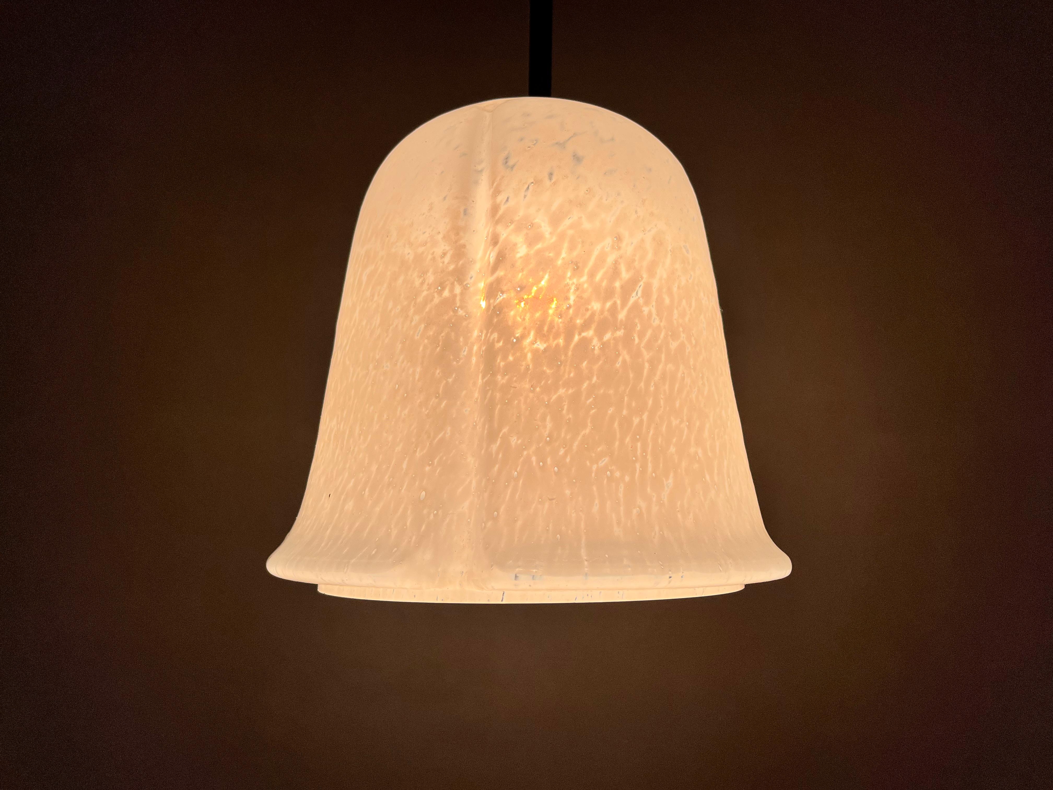 Milieu du XXe siècle Lampe pendante en verre du milieu du siècle par Glashütte Limburg, années 1960 en vente