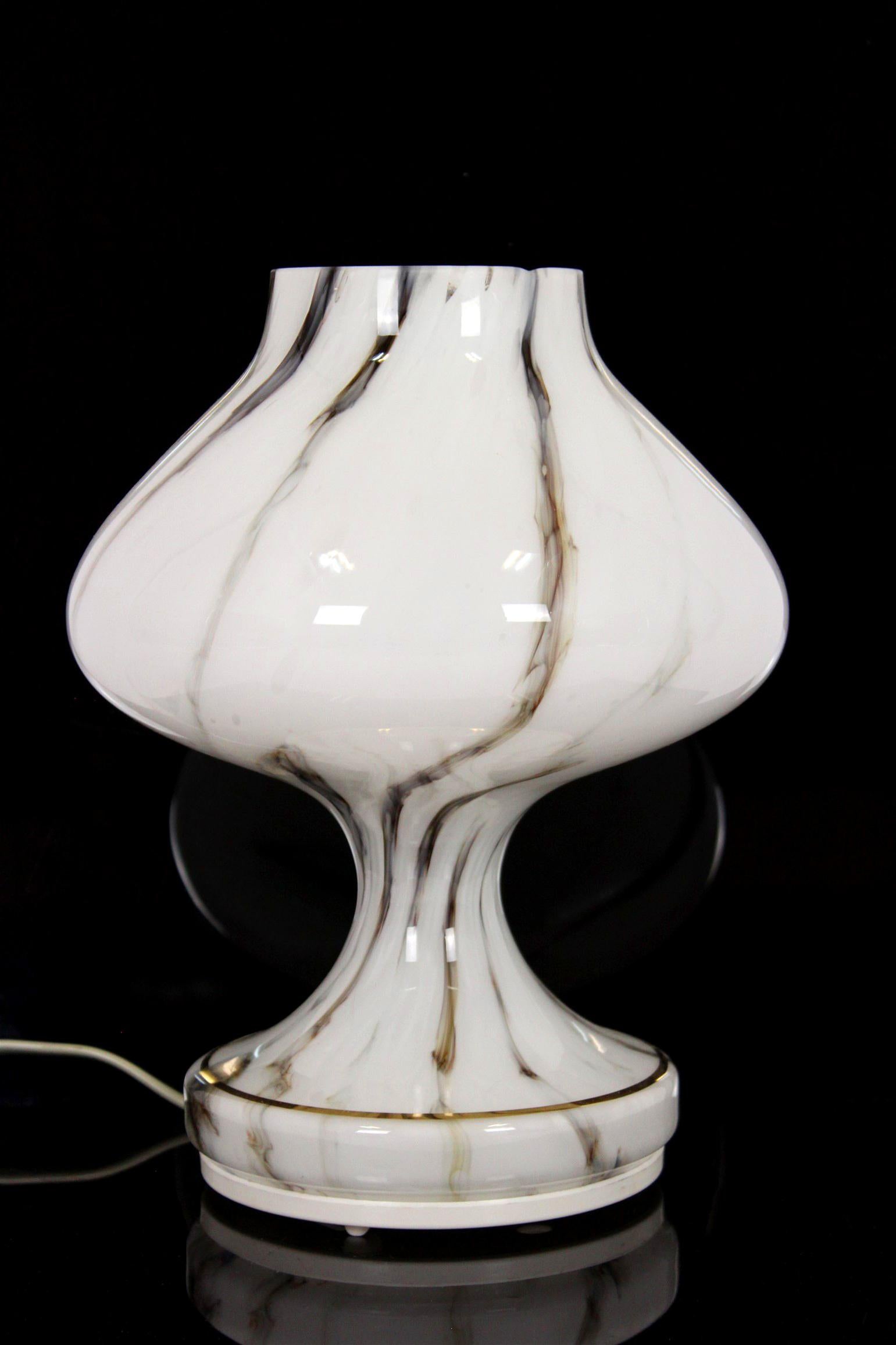 Diese Glastischlampe wurde von Štepán Tabera entworfen und in den 1970er Jahren von OPP Jihlava in der Tschechoslowakei hergestellt. Die Lampe ist in sehr gutem Vintage-Zustand, voll funktionsfähig.