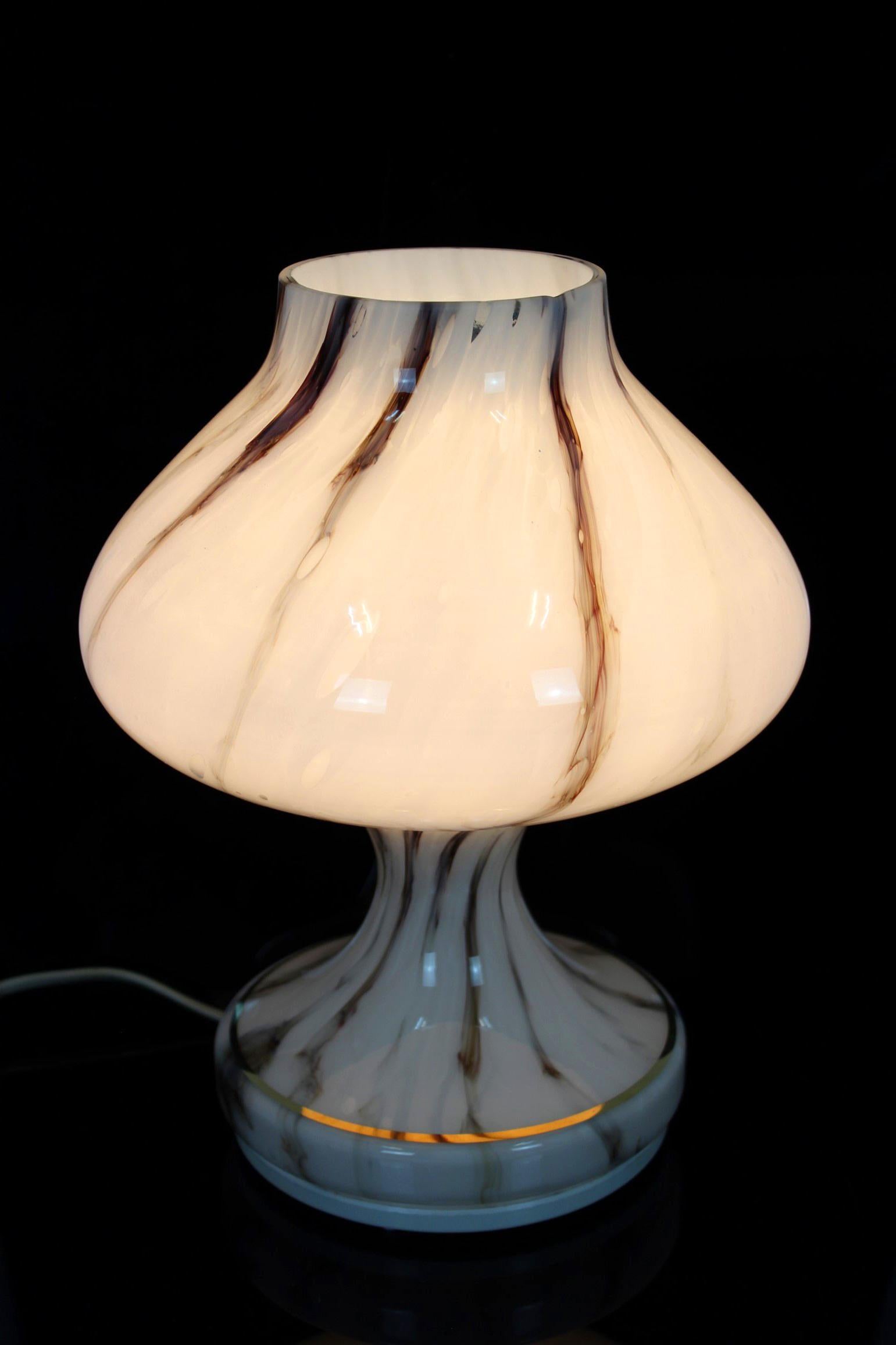 Mid-Century Modern Lampe de table en verre du milieu du siècle dernier par Stepan Tabera pour Opp Jihlava, 1970 en vente