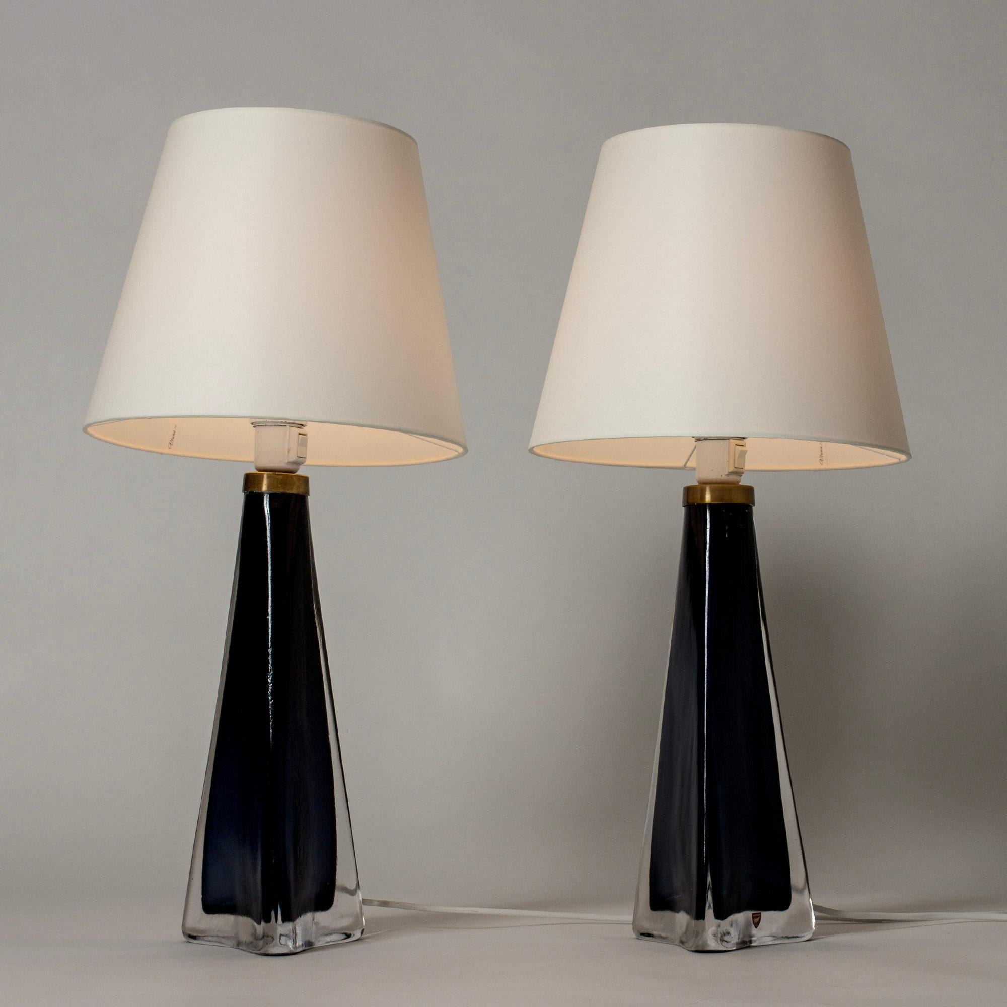 Pair of cool and luxurious table lamps by Carl Fagerlund, made in dark blue and clear glass. Tapering shape with a triangular base. Slightly frosted surface with structure.