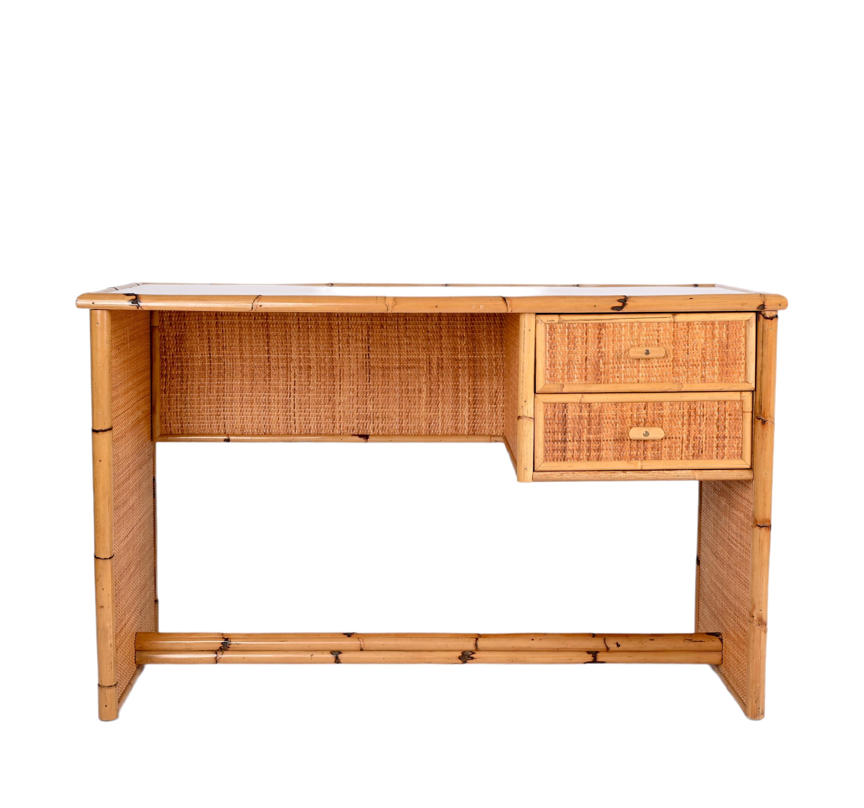 XX secolo Scrivania italiana con piano in vetro, bambù e vimini del Midcentury con cassetti, anni '80 in vendita