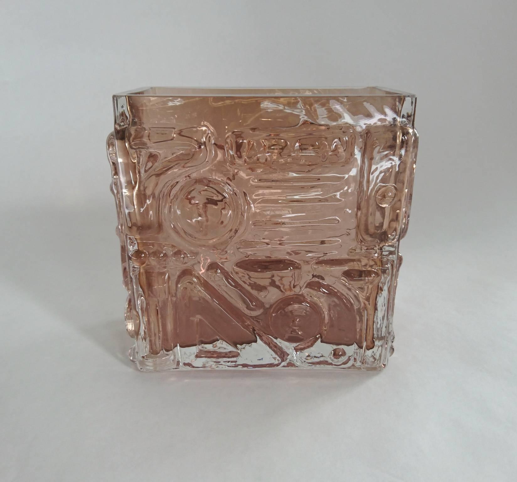 Vase sommerso lourd moulé par Josef Schott pour Smålandshyttan, Suède, années 1960. Verre rose fumé, emboîté dans du transparent. Impression dans le verre faisant partie du motif sur l'un des petits côtés : Schott. (mais assez difficile à détecter à