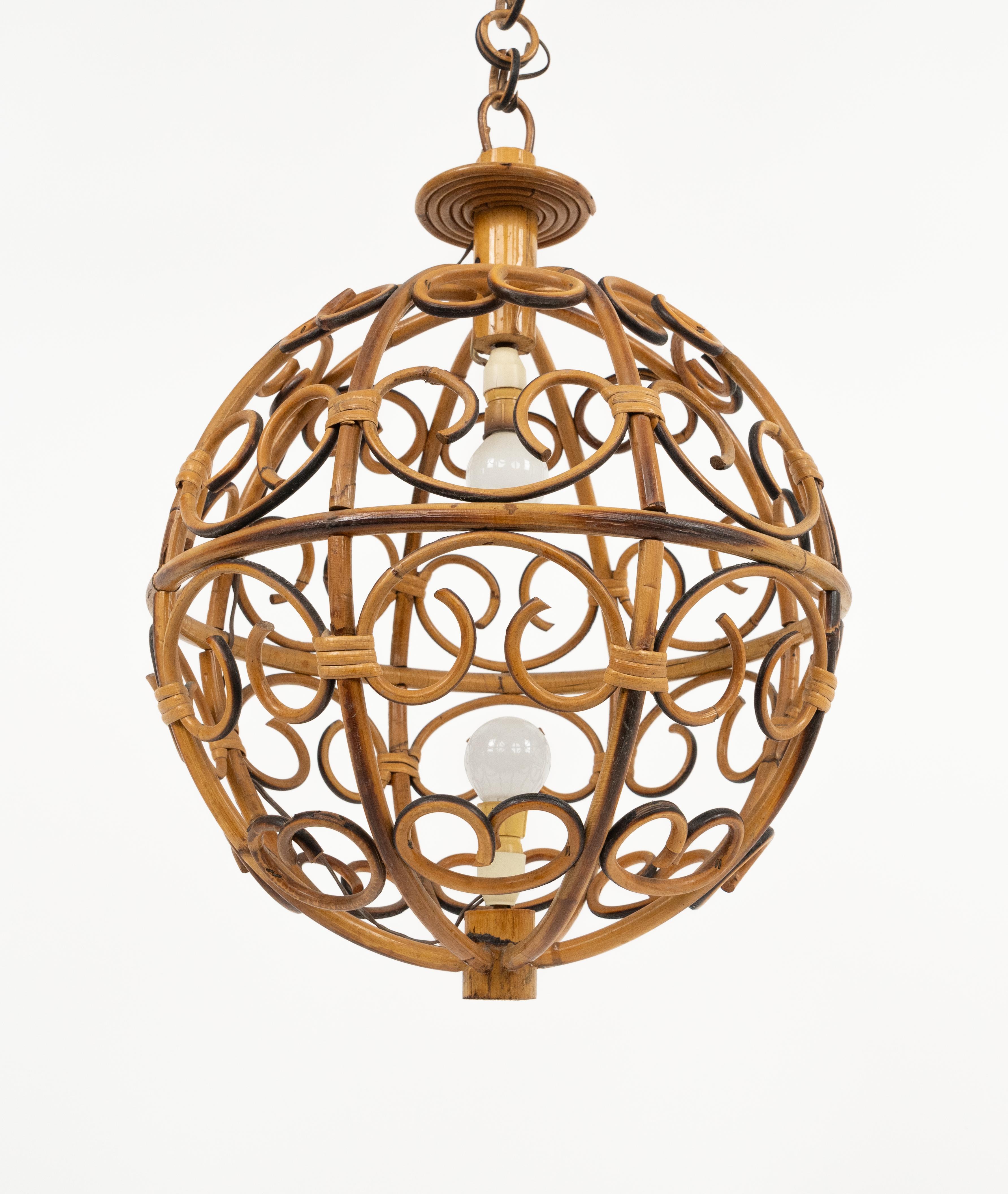 Midcentury Globe Chandelier in Rattan and Bamboo, Italy 1960s In Good Condition For Sale In Rome, IT