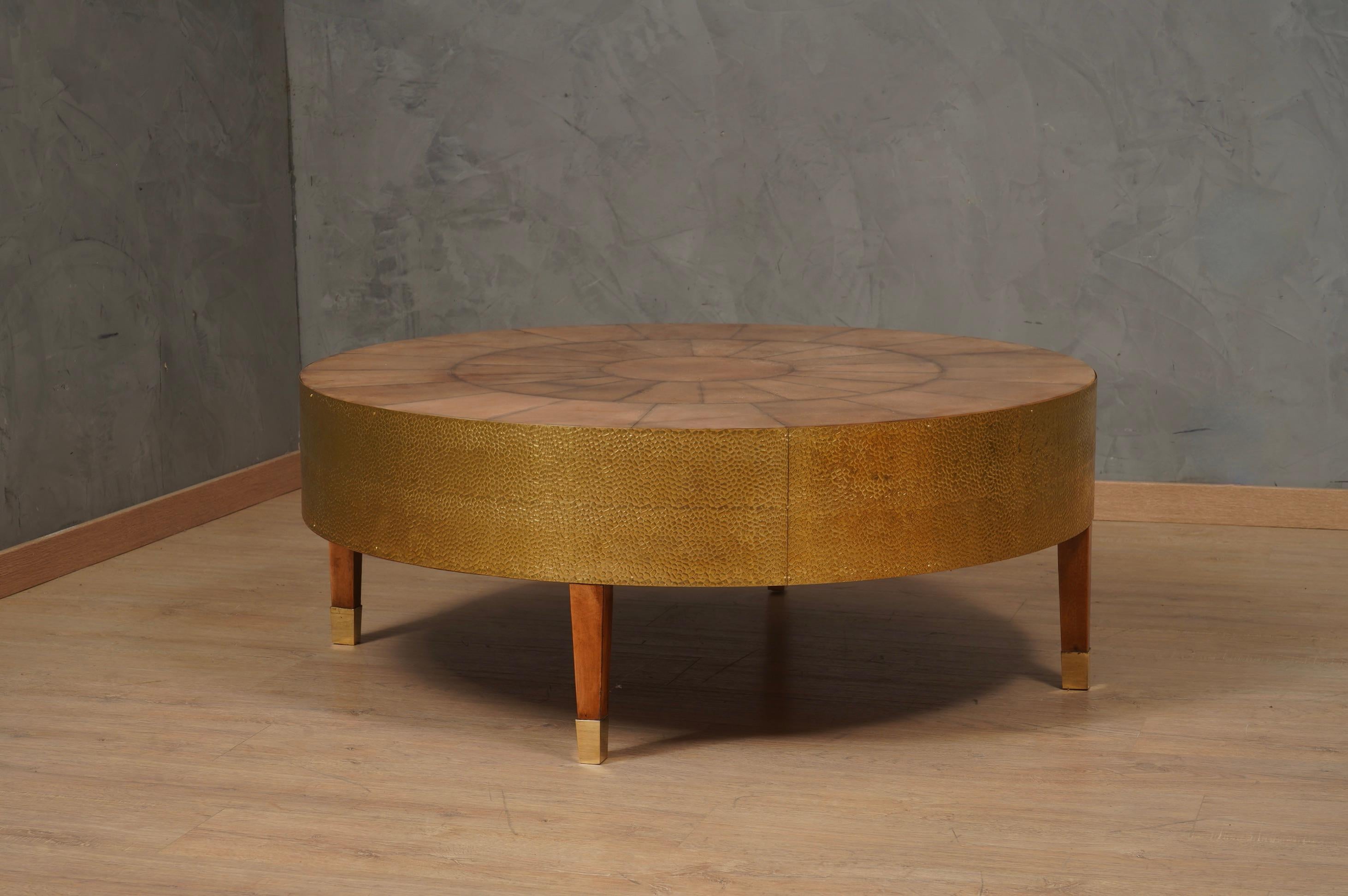 Charming sofa table in a beautiful patinated colour. This sofa table has a very luxurious appearance, also due to the use of uncommon materials, such as brass and parchment leather.

Top completely covered in parchment leather, positioned in