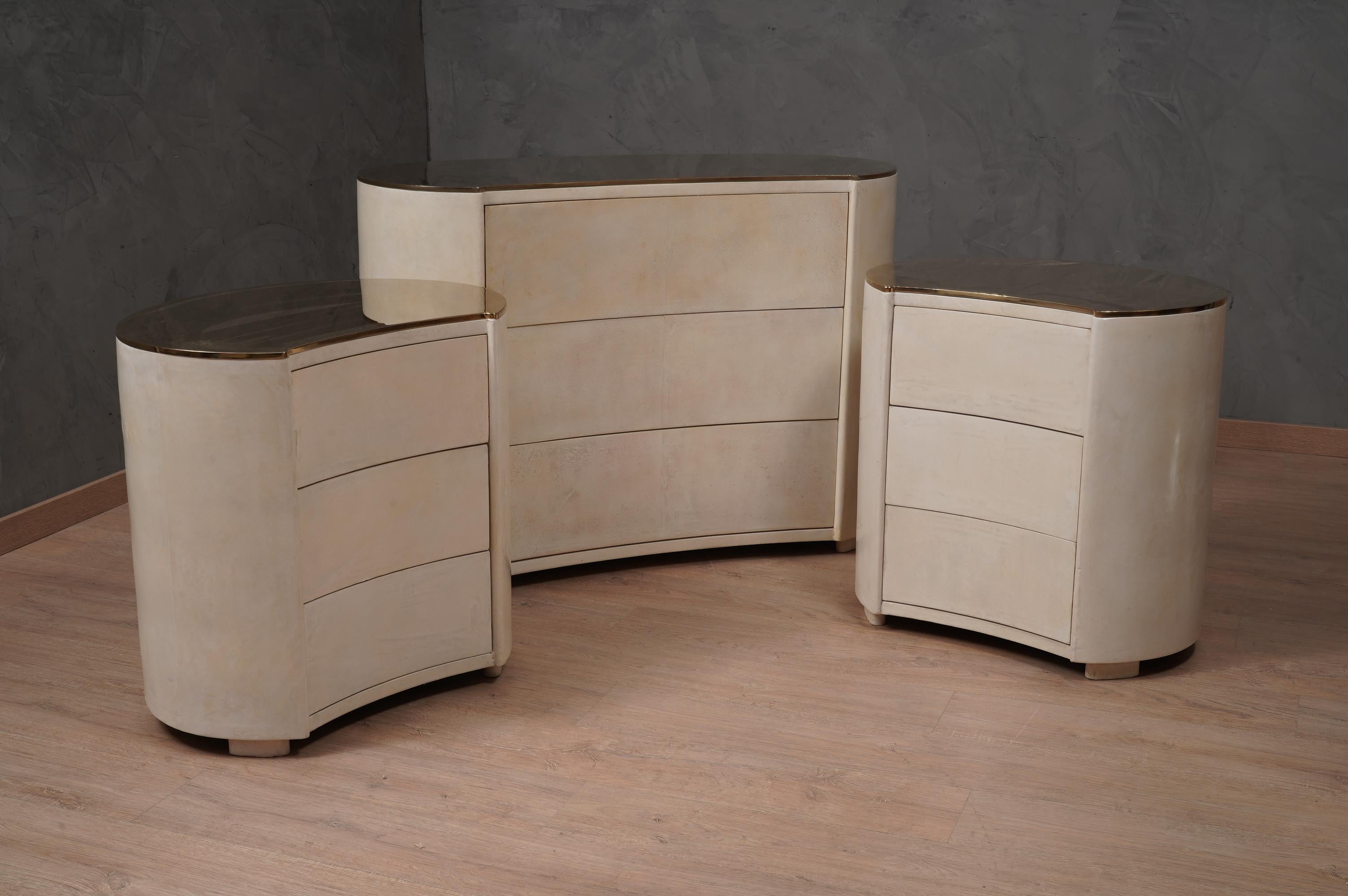 Refinement and style characterize this chest of drawers, a very charismatic design makes the commode truly elegant. In true mid-century Italian style. A fine and distinct taste.

The chest of drawers has a very particular design, its rounded shape