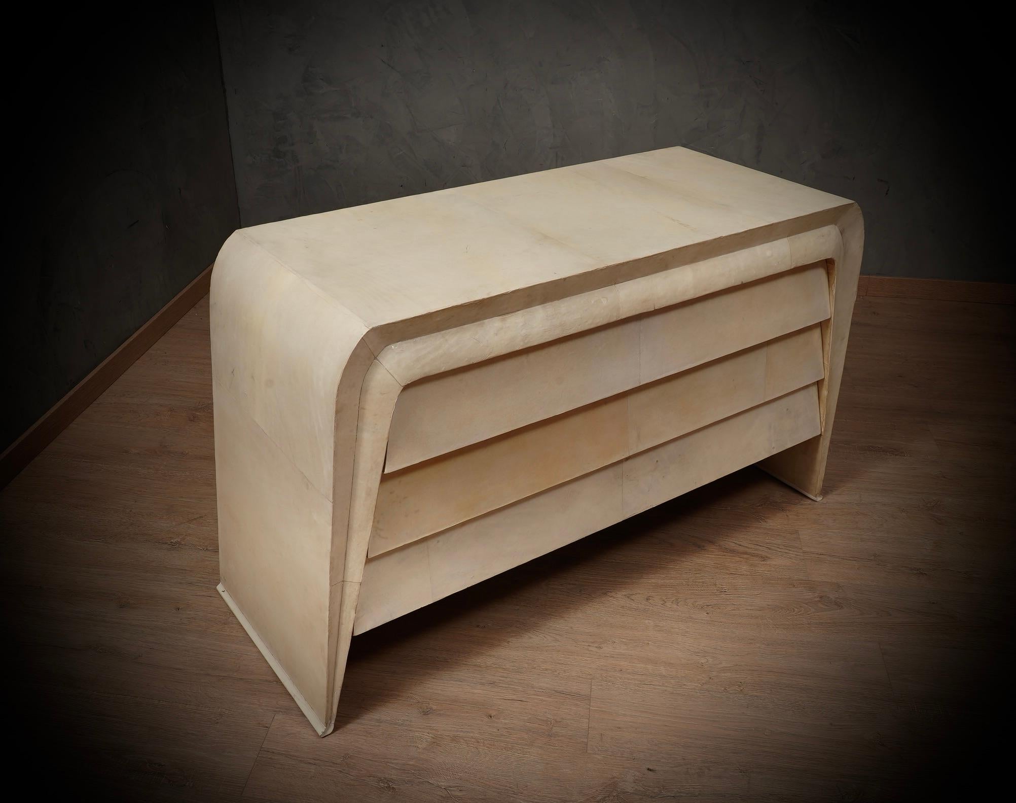 Commode et commode italienne en peau de chèvre blanche du milieu du siècle, 1990 en vente 5