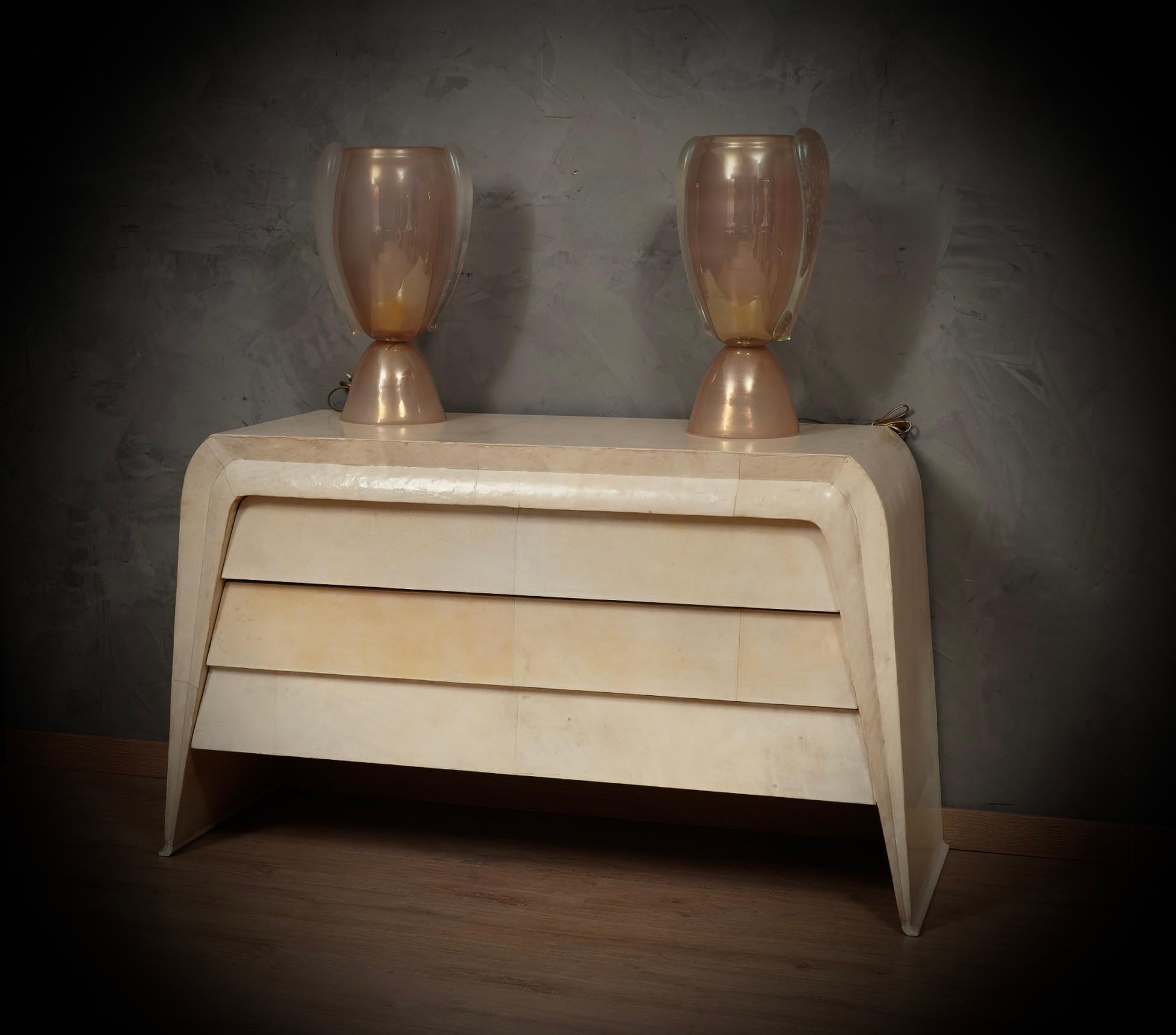 Le raffinement et le style caractérisent cette commode, un design très charismatique rend la commode vraiment élégante. Dans le plus pur style italien du milieu du siècle.

La commode a un design très particulier, son plateau qui s'incurve et