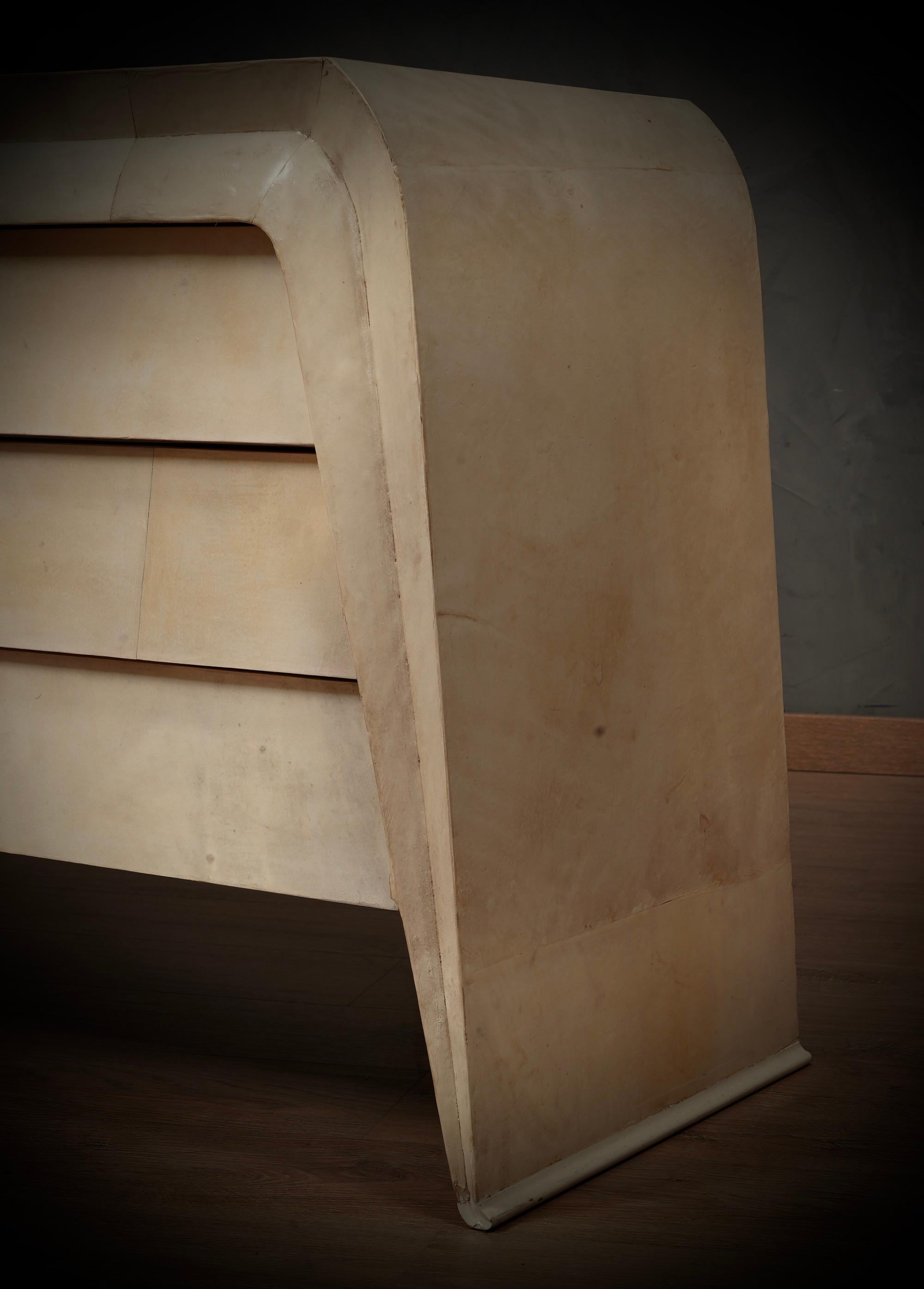 Fin du 20e siècle Commode et commode italienne en peau de chèvre blanche du milieu du siècle, 1990 en vente