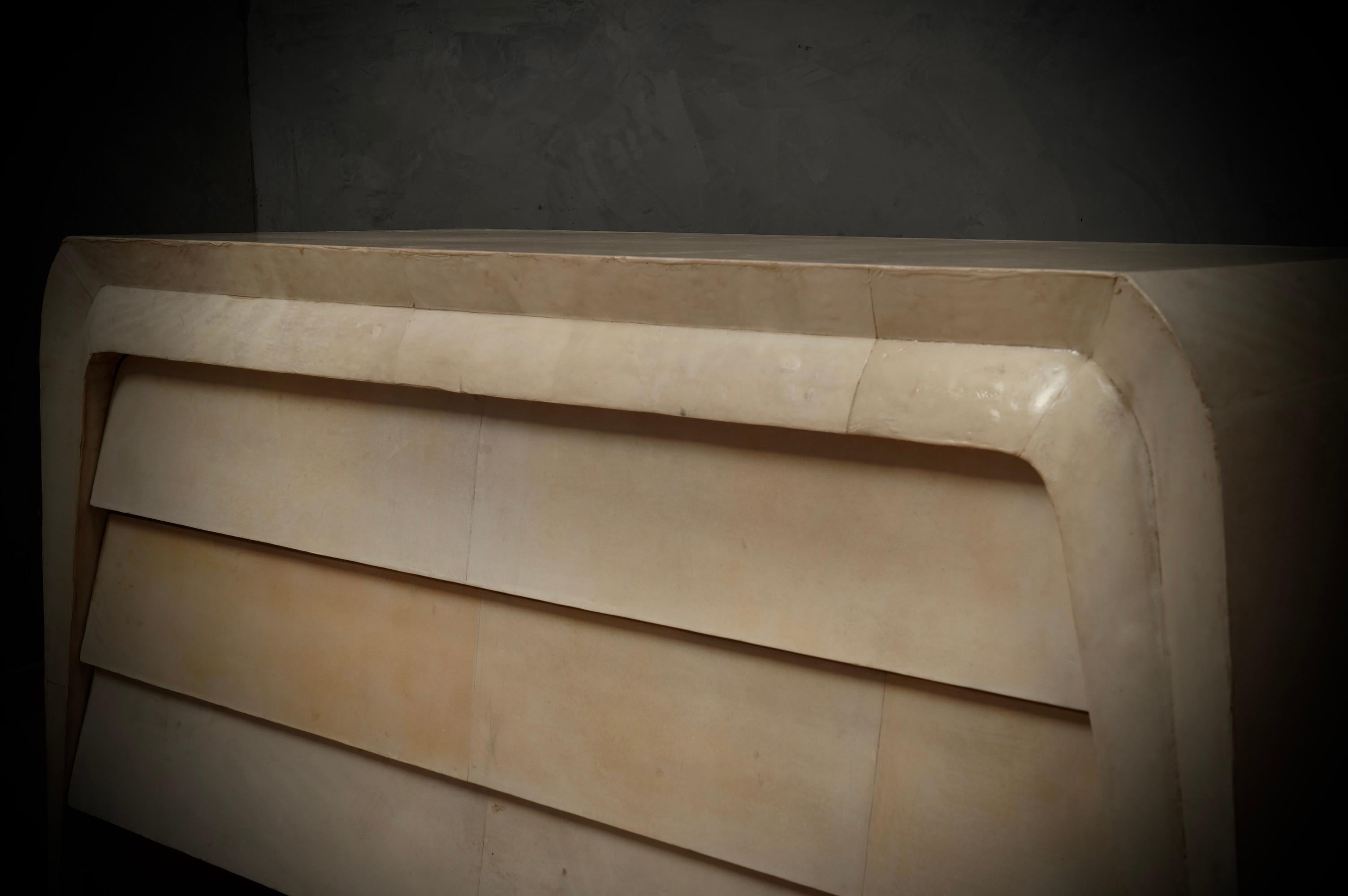 Cuir de chèvre Commode et commode italienne en peau de chèvre blanche du milieu du siècle, 1990 en vente