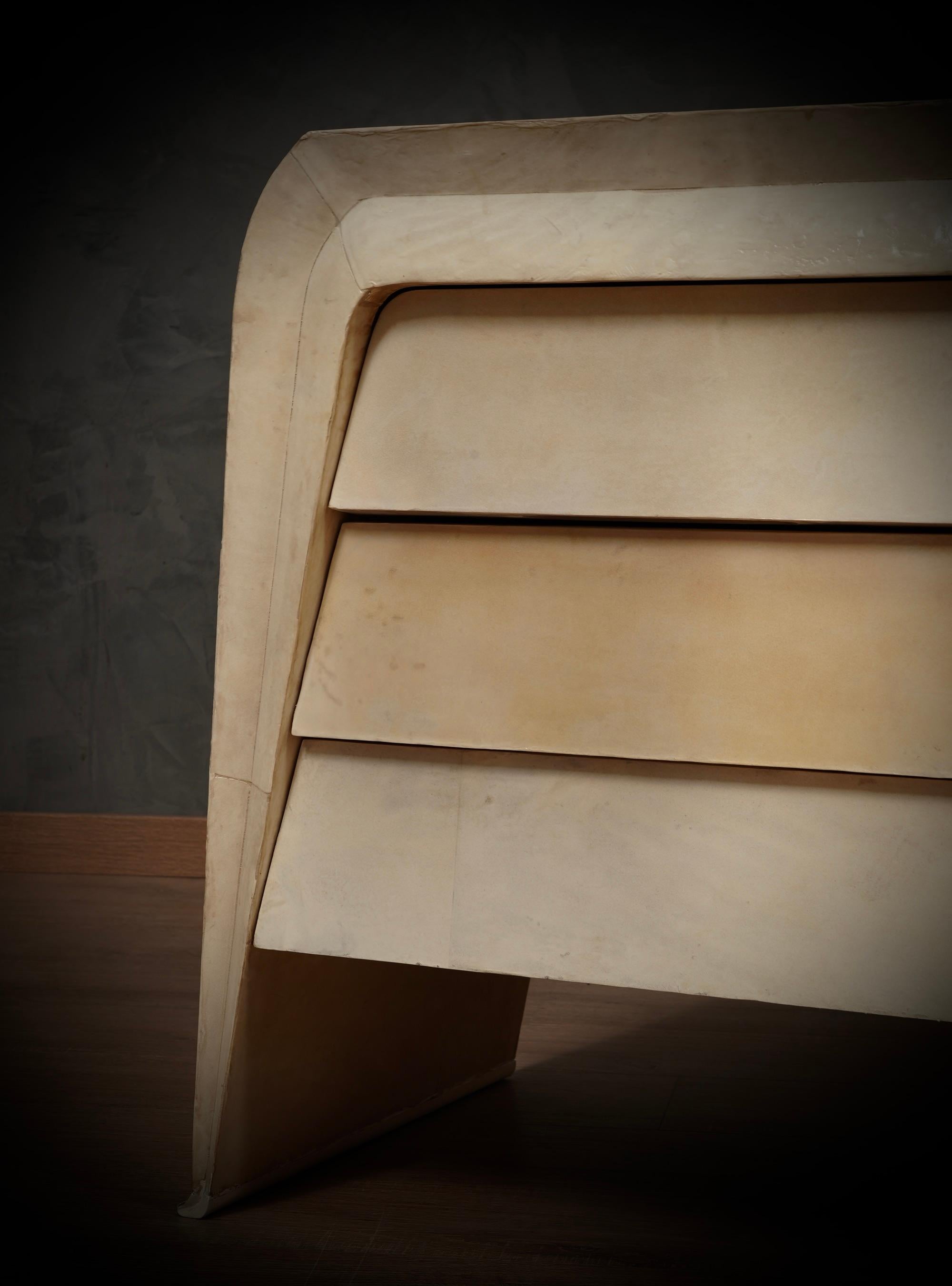 Commode et commode italienne en peau de chèvre blanche du milieu du siècle, 1990 en vente 2