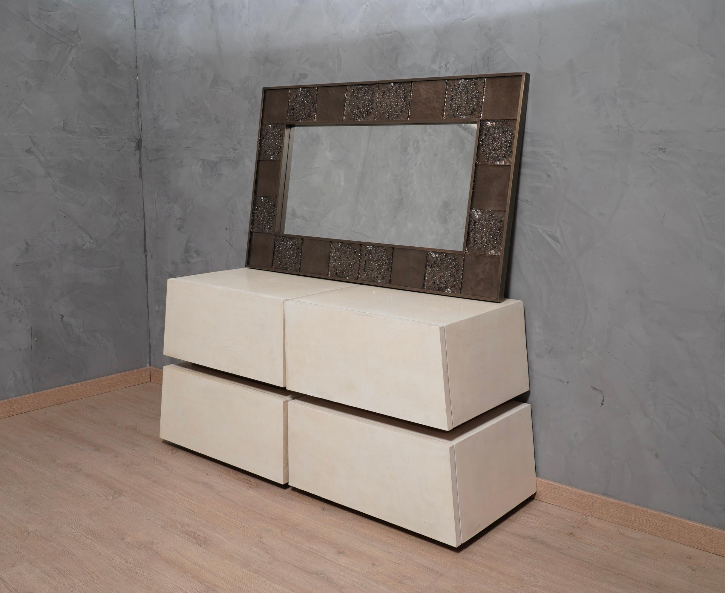 Refinement and linearity characterize this large commode, a very charismatic design makes the dresser truly elegant. In true mid-century Italian style. A fine and distinct taste. 

The bedside tables have a very particular design, its square shape