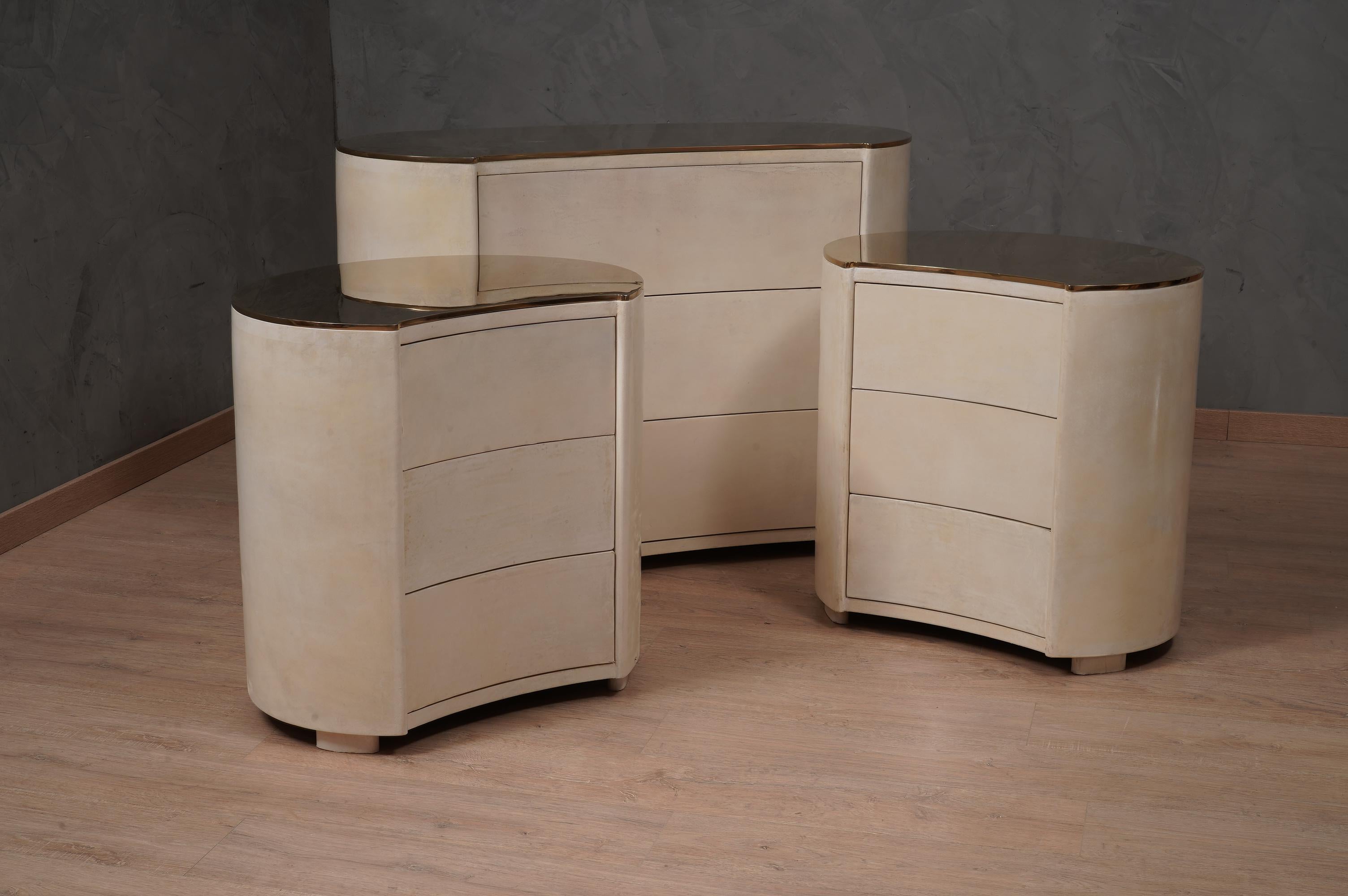 Refinement and style characterize this big night stand, a very charismatic design makes the commode truly elegant. In true mid-century Italian style. A fine and distinct taste.

The night stands has a very particular design, its rounded shape allows