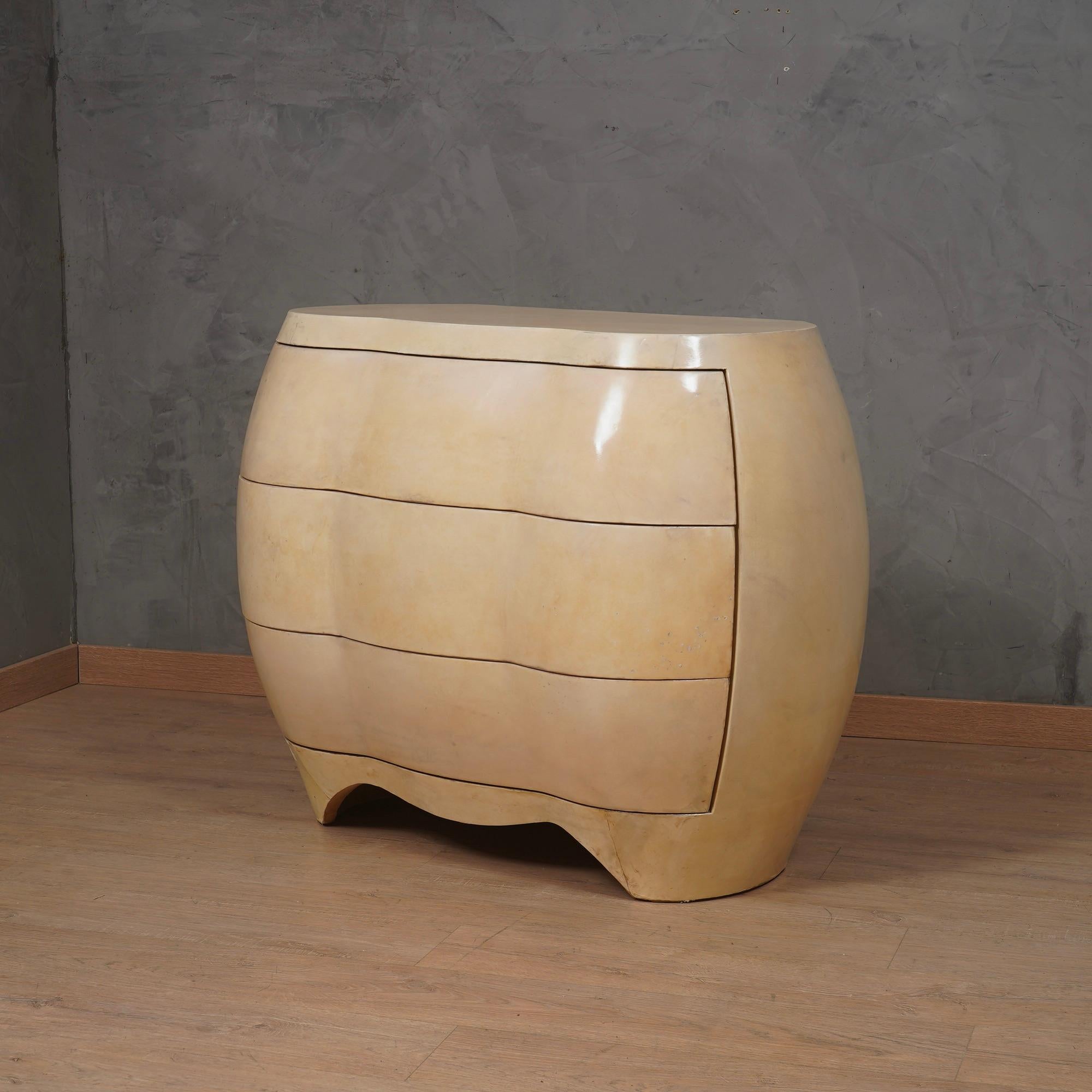 Schöne Kommode mit einer sehr originellen und sehr besonderen Formen. Atemberaubendes Design für eine einmalige Kommode.

Die Kommode besteht aus drei großen Schubladen, die sich durch Schieben der Schubladenfront öffnen lassen. Sie ist vollständig