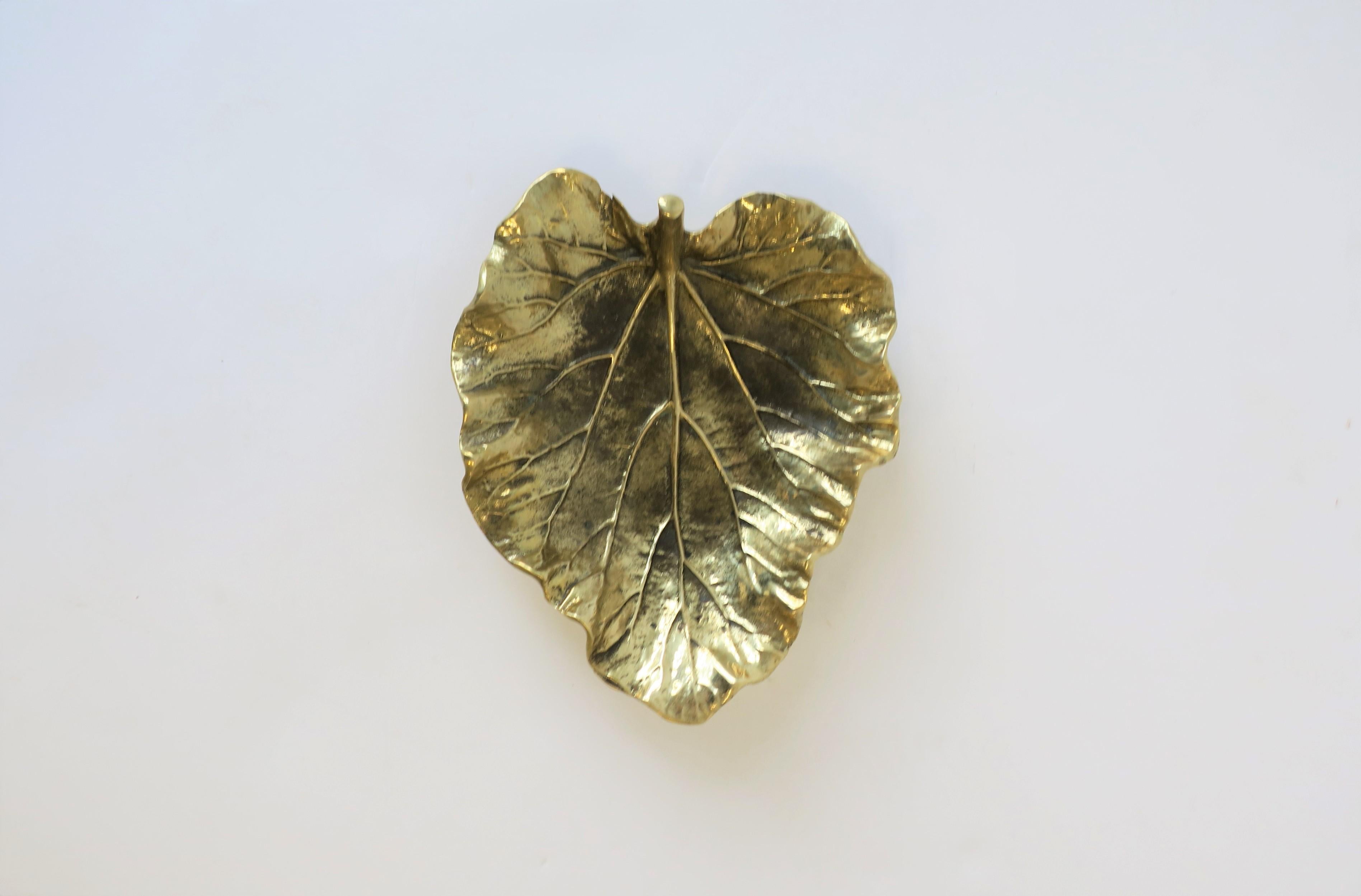A beautiful and substantial mid-20th century solid gold brass leaf form decorative piece or vanity/jewelry dish, circa 1940s. Beautiful as a standalone object or for small items such as jewelry as demonstrated in image #9 and 10. Copyright year,