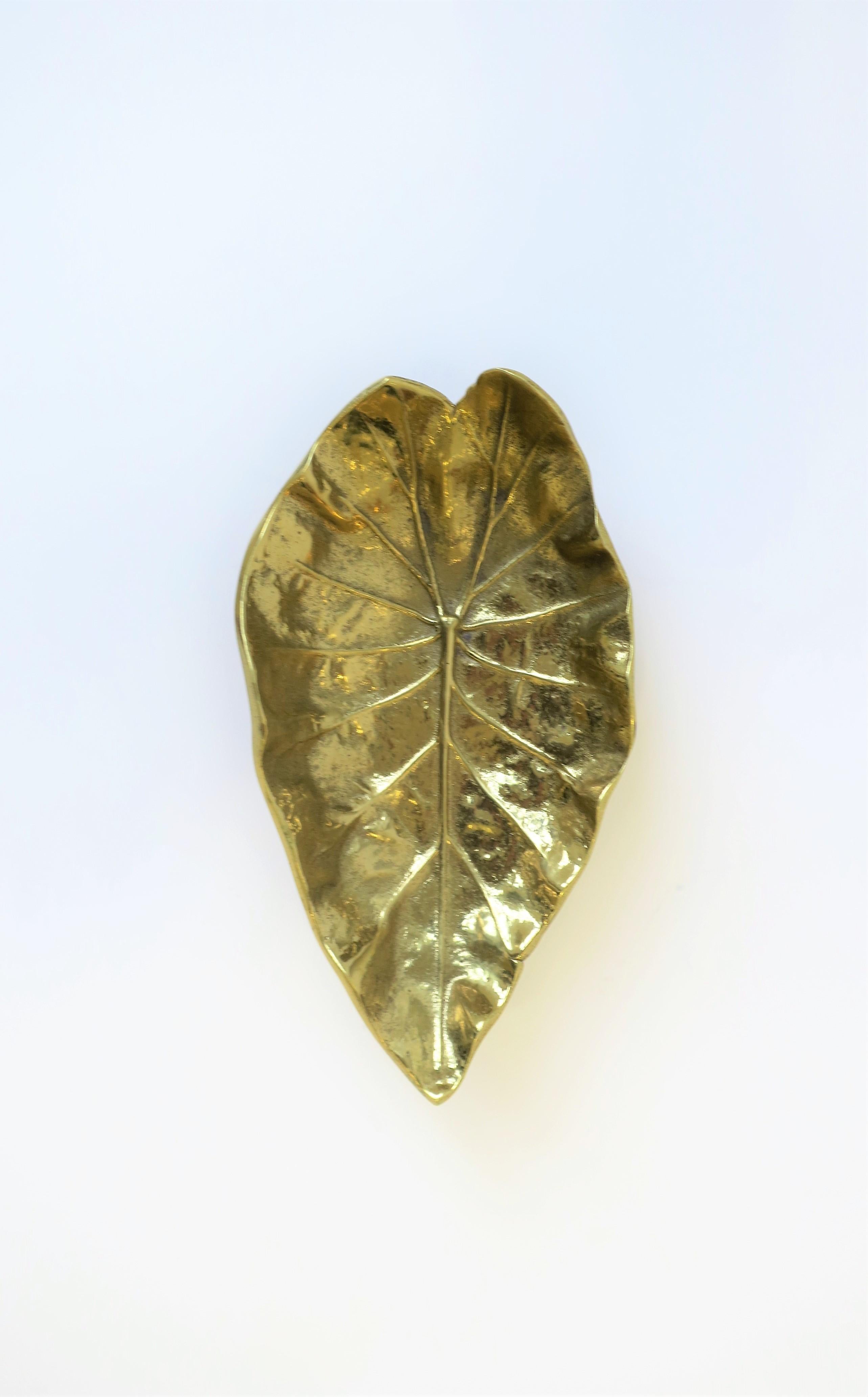 A substantial solid brass leaf form decorative or vanity/jewelry dish, mid-20th century, 1956. Beautiful as a piece standalone object or for small items. Piece is marked on bottom as shown in last image. 

Dimensions: 2.75