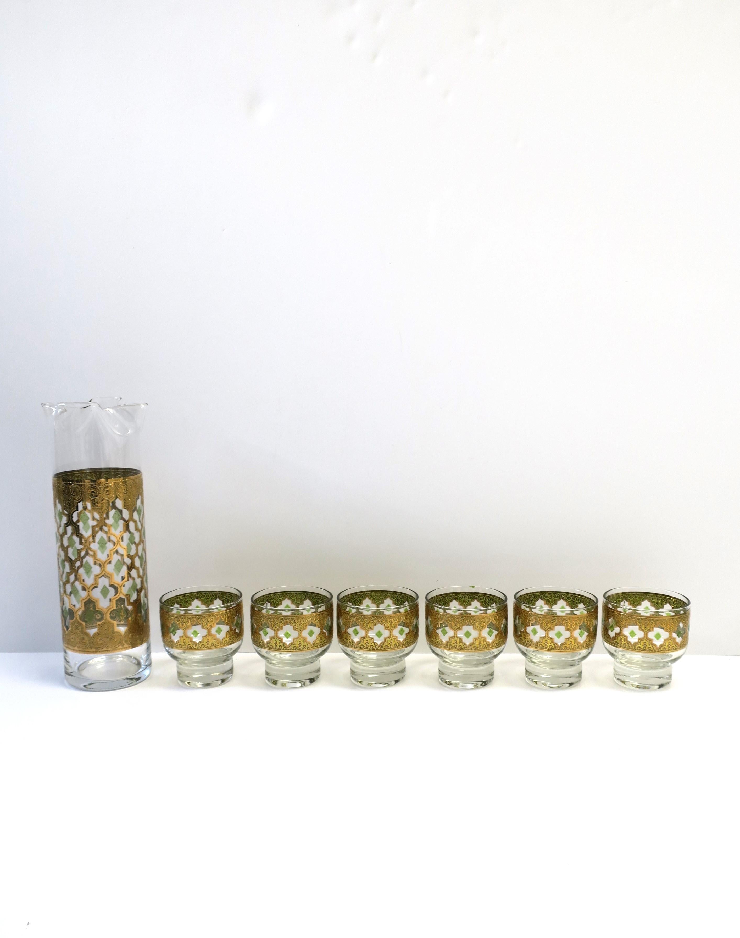 Ein wunderschönes Set von sieben (7) Cocktail-Dekanter und Cocktail-Rocks-Gläser, Mid-Century Modern, von Culver Ltd, ca. 1960er Jahre, Brooklyn, New York, USA. Das Set besteht aus einem (1) Cocktail-Mixer/Dekanter/Karaffe mit sechs (6) dazu
