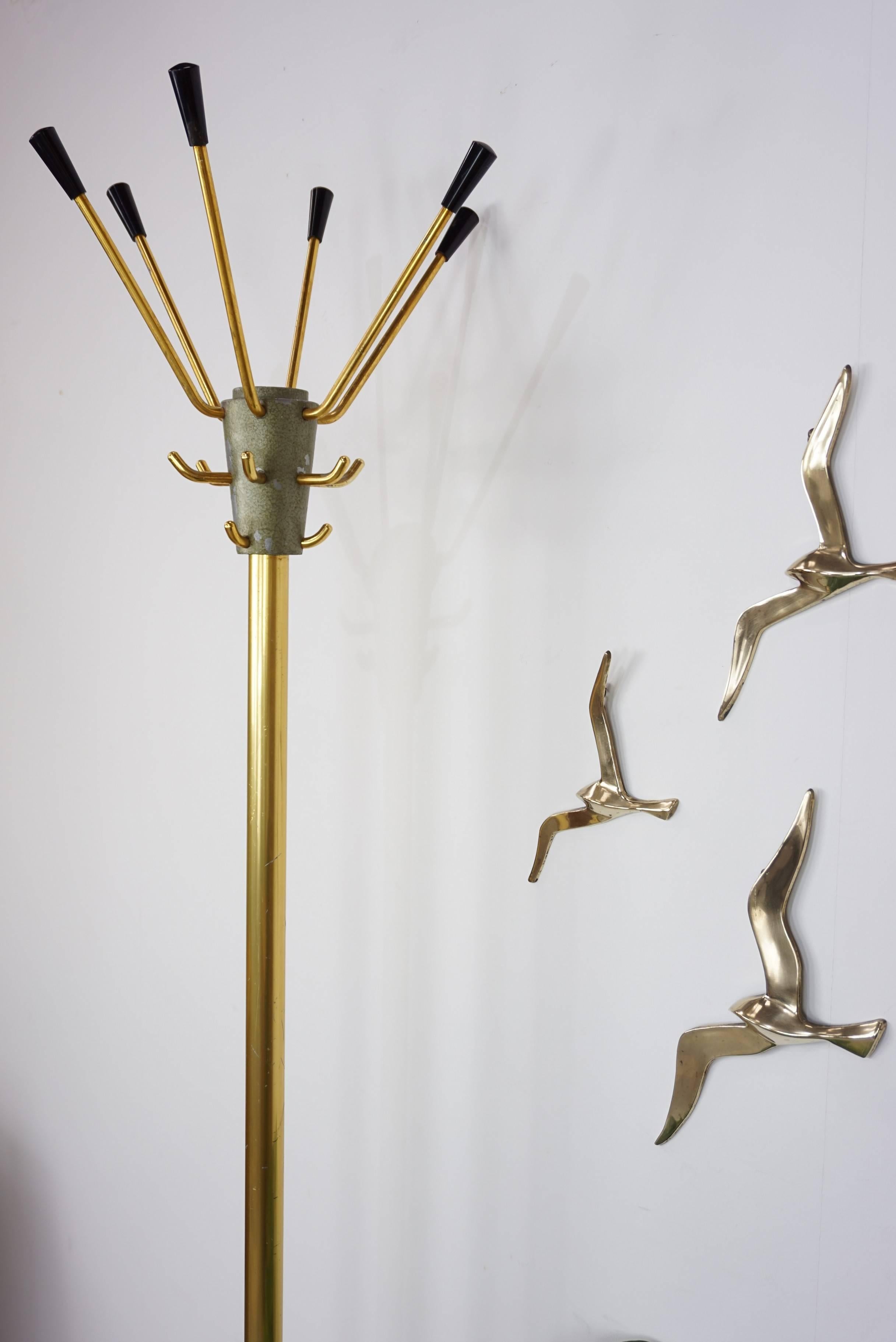 Beautiful patina for this coat rack from the 1950s-1960s in gold metal with umbrella stand.