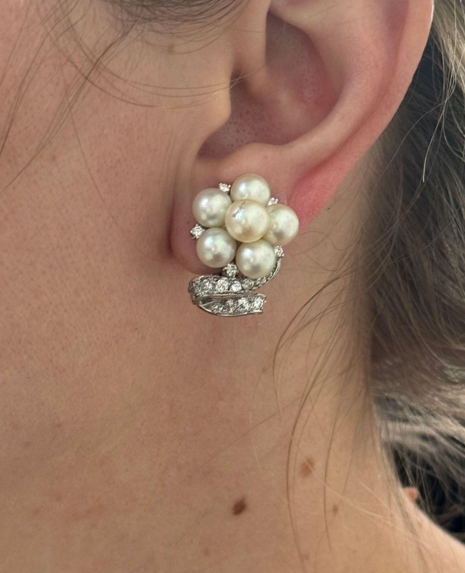 Ein Paar Cocktail-Ohrringe aus der Mitte der 1950er Jahre aus 14-karätigem Gold, besetzt mit Perlen und ca. 0,80ctw SI/H Diamanten. Die Ohrringe messen 24 mm x 18 mm. Gezeichnet 14k, Pat.2423905. Gewicht 17,3 Gramm. 