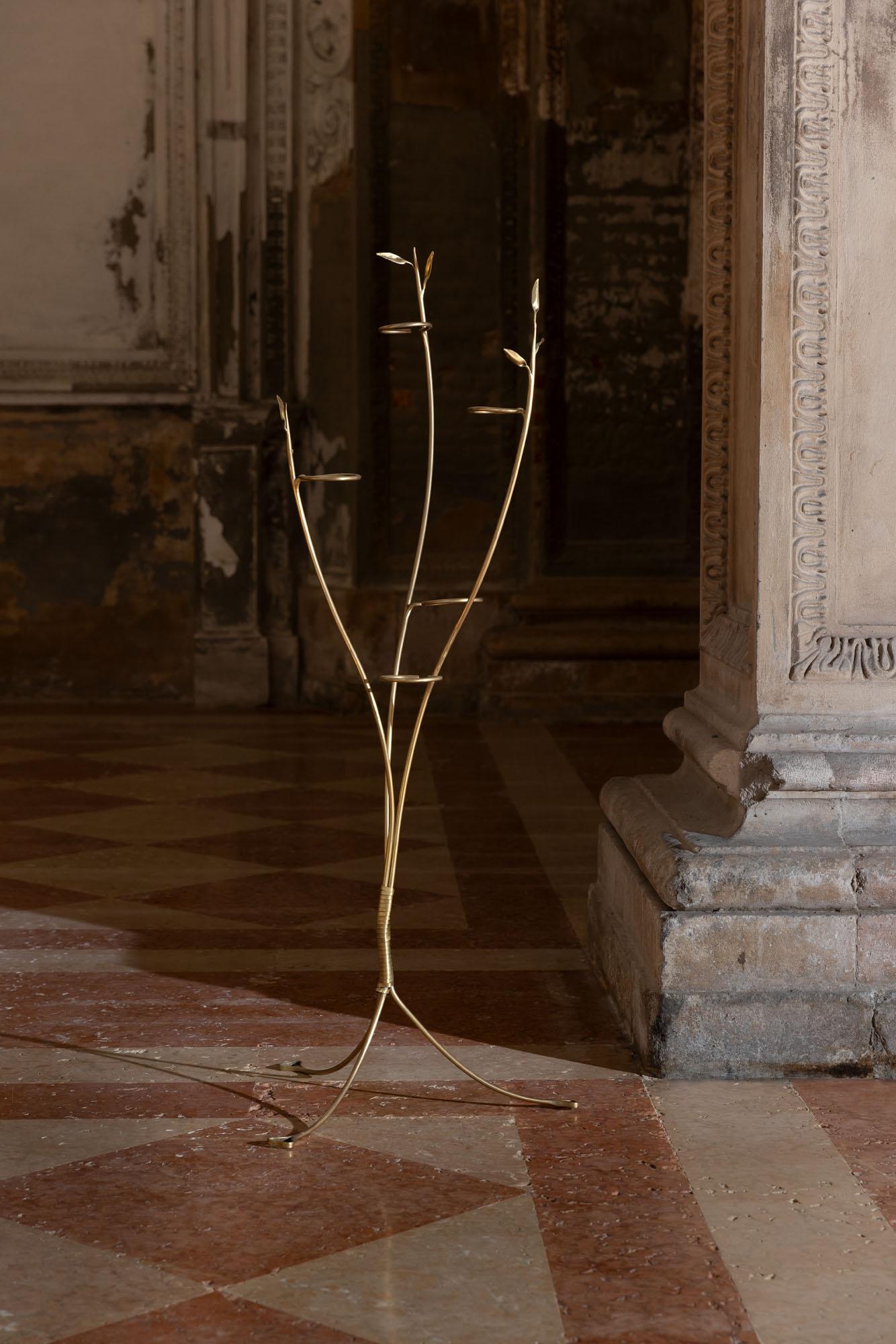 Elegant mid-century vase holder.
Original golden brass structure with leaves decoration and beautiful finishes, original vintage patina. 
This vase holder is perfect indoor or outdoor.

Italy, 1950s