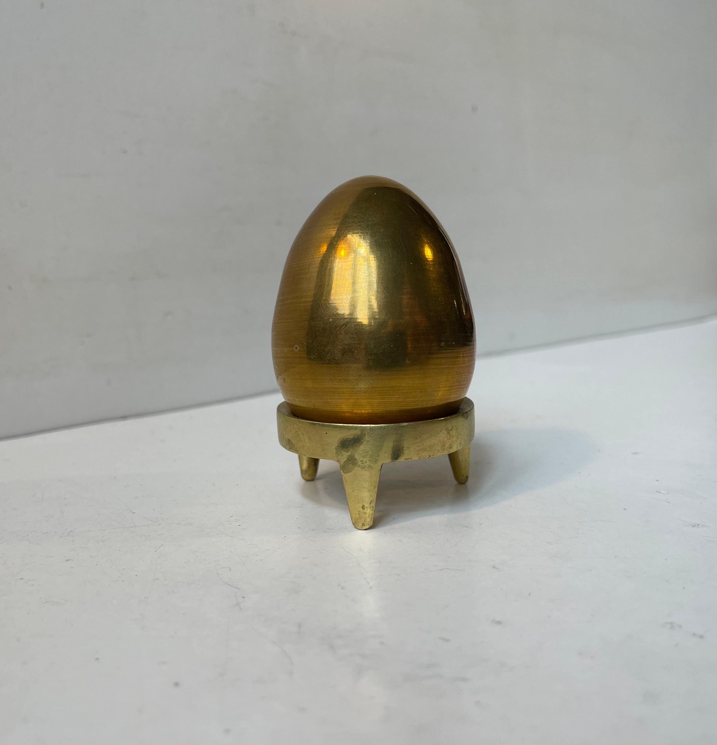 Un uovo in bronzo esposto su un supporto in ottone. Progettato e realizzato da Illums Bolighus a Copenaghen, Danimarca, intorno al 1960. L'uovo è cavo e piuttosto leggero. Le scritte sulla base recitano: Illums Bolighus, Made in Denmark. 

Misure:
