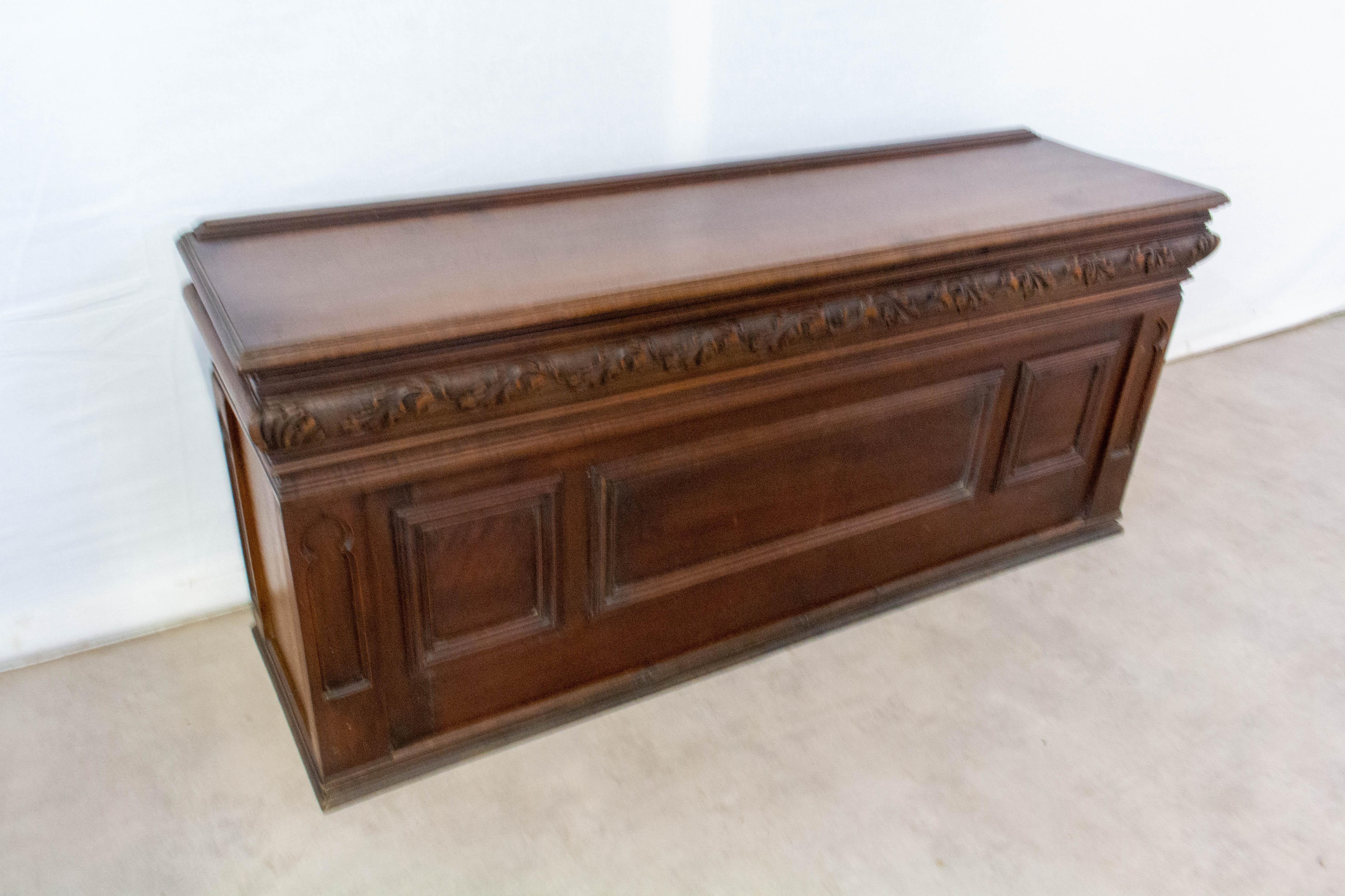 French coffer or chest, storage bench in the gothic style, midcentury
Walnut and oak
Very decorative
Very good condition

For shipping:
118 x 51 x 33cm 22kg.
 