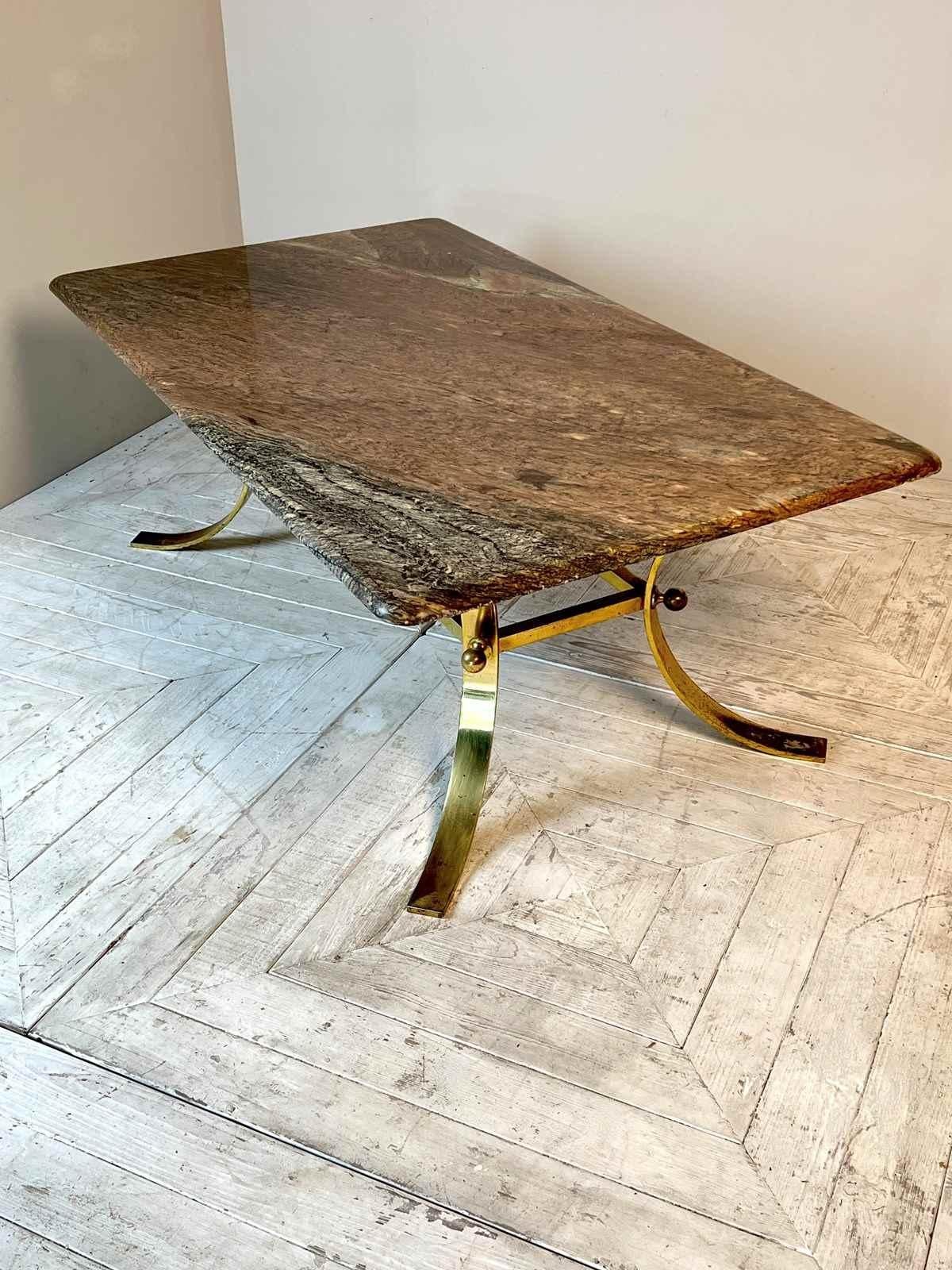 Anglais Table basse à plateau en granit du milieu du siècle en vente