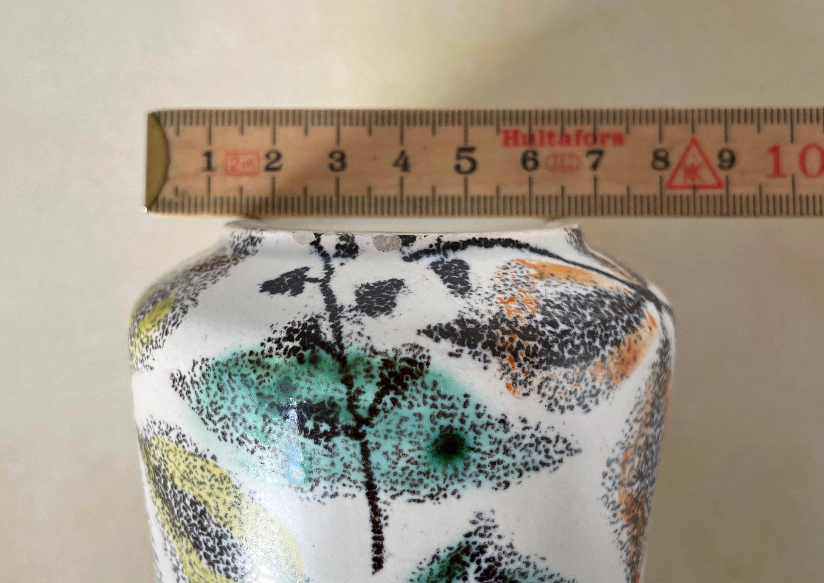 Vaso decorativo grafico floreale del Medioevo, anni '60 in vendita 1