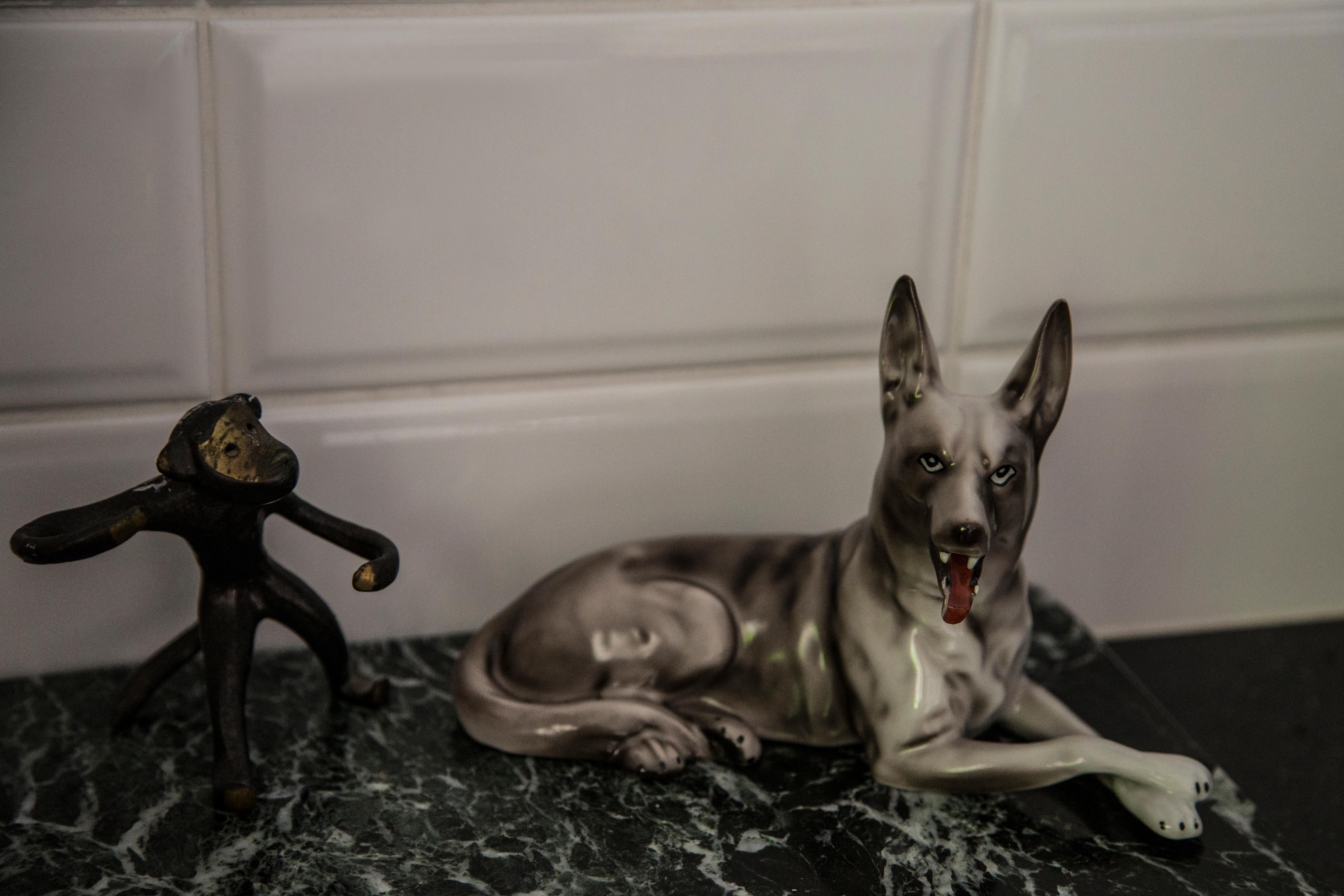 Céramique peinte, très bon état d'origine vintage. Pas de dommages ni de fissures. Belle et unique sculpture décorative. La sculpture de chien de berger gris a été produite en Angleterre. Un seul chien disponible.