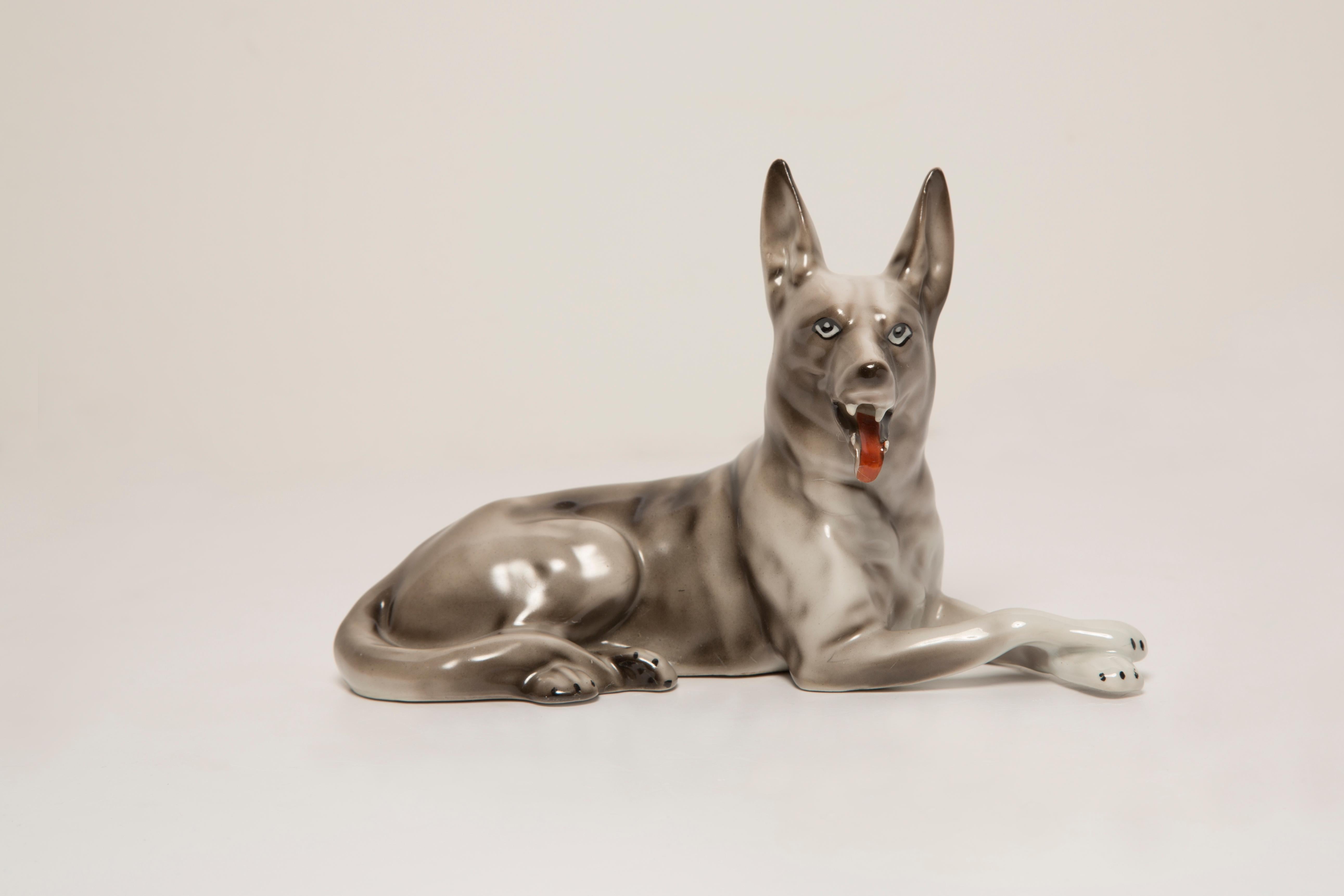 Peint à la main Sculpture de chien de berger en céramique grise du milieu du siècle, Europe, années 1960 en vente