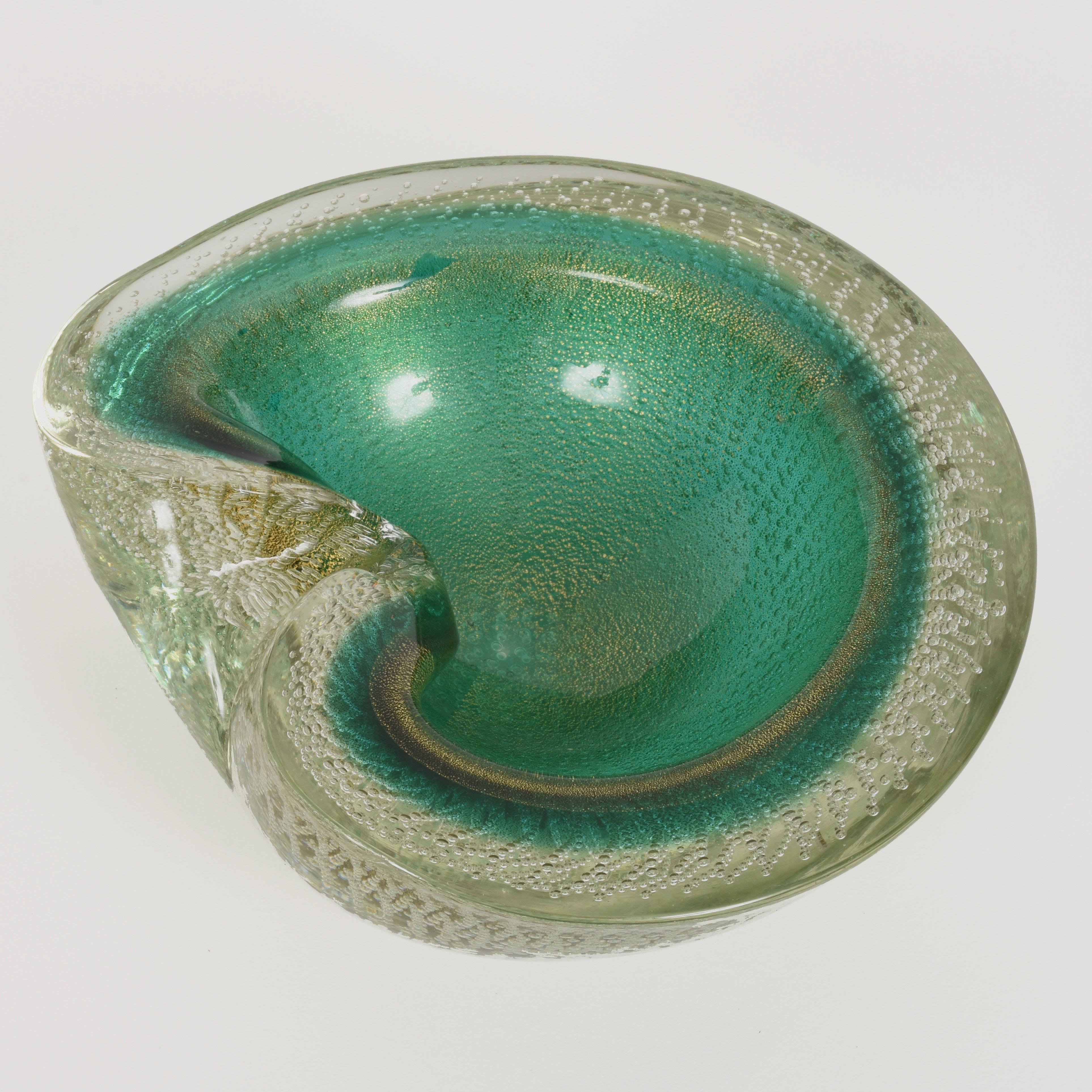 Wunderschöne Schale oder Aschenbecher aus grünem und goldenem Muranoglas aus der Mitte des Jahrhunderts. Dieser handgefertigte Artikel wurde 1960 in Italien hergestellt und wird Archimede Seguso zugeschrieben.

Dieses Stück ist einzigartig, da es