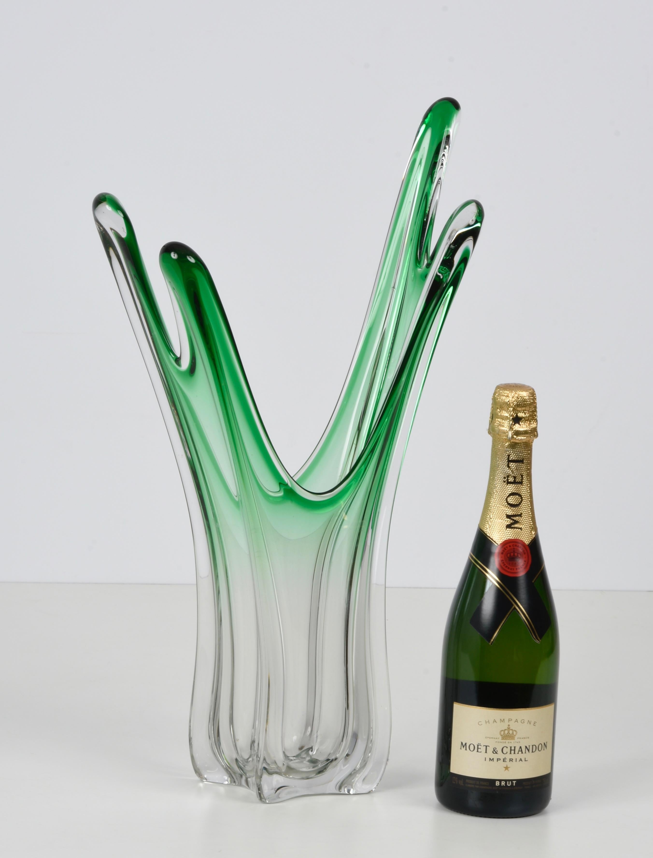 Vase italien en verre de Murano d'art vert du milieu du siècle dernier attribué à F.lli Toso, années 1950 en vente 14