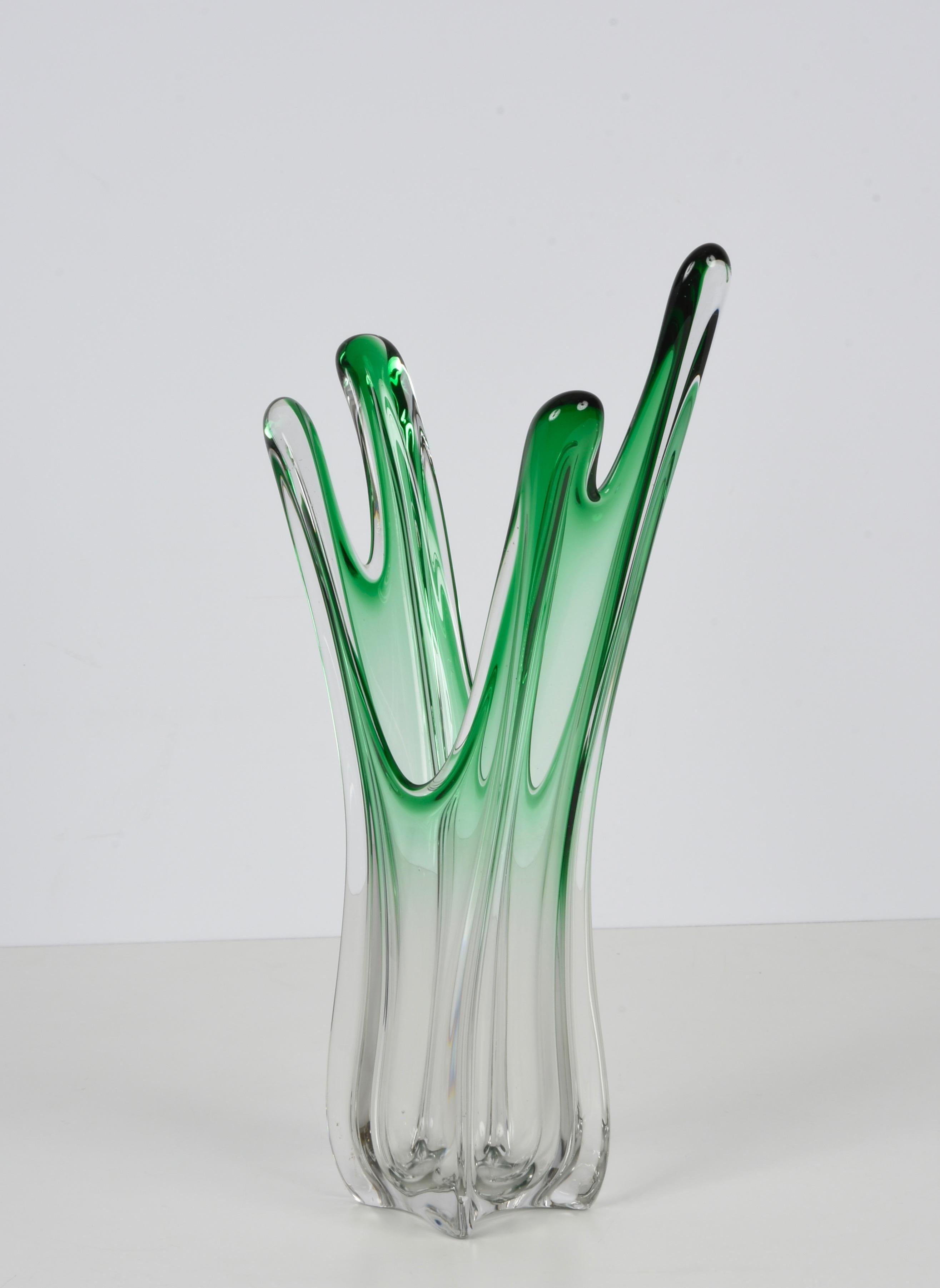 Verre de Murano Vase italien en verre de Murano d'art vert du milieu du siècle dernier attribué à F.lli Toso, années 1950 en vente