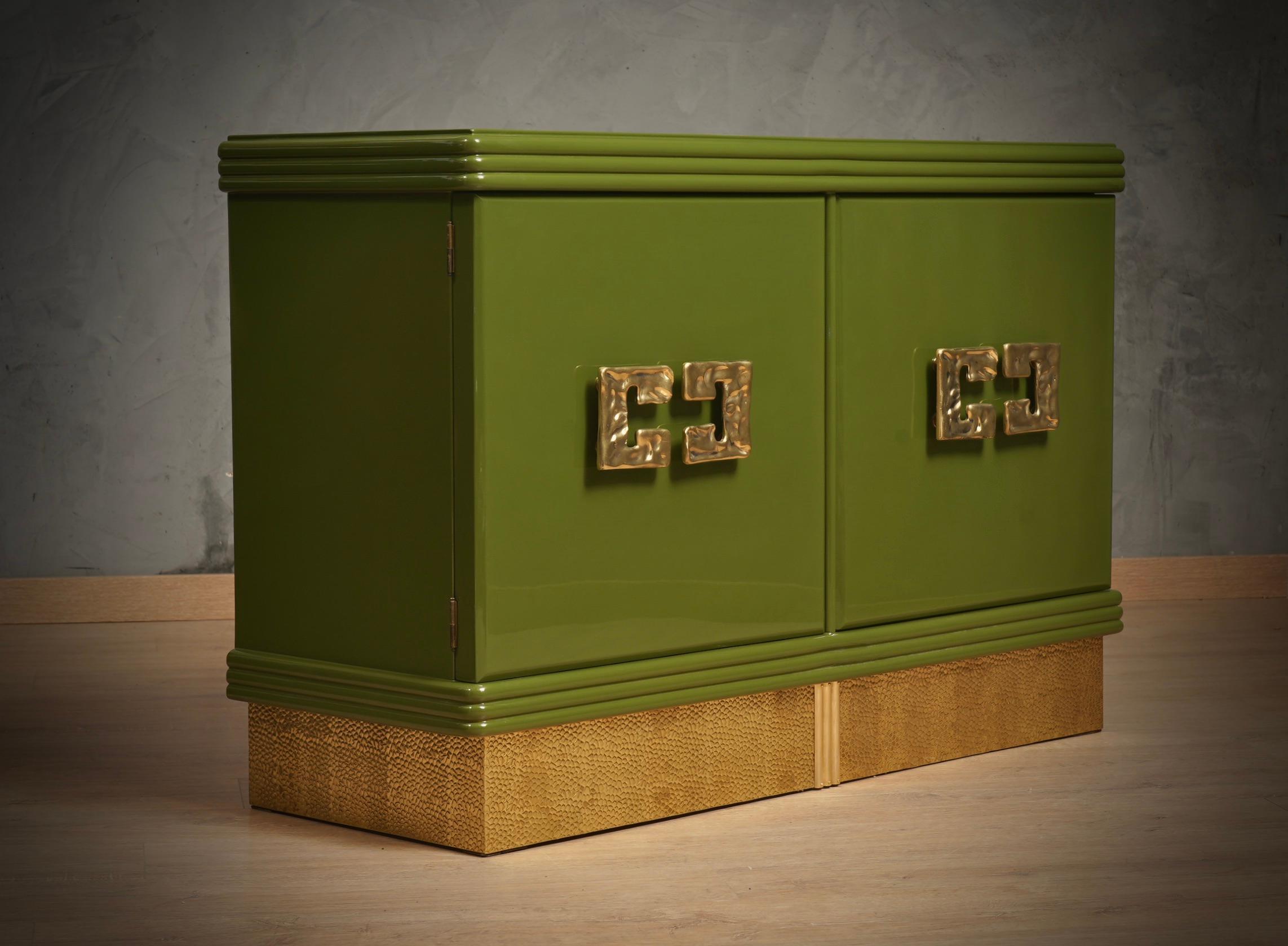 Buffet unique par son originalité et le choix des matériaux. Design simple mais raffiné, couleur étonnante, il enrichira et mettra en valeur l'espace dans lequel vous le placerez. Remarquez les riches poignées en laiton et le pied en laiton martelé