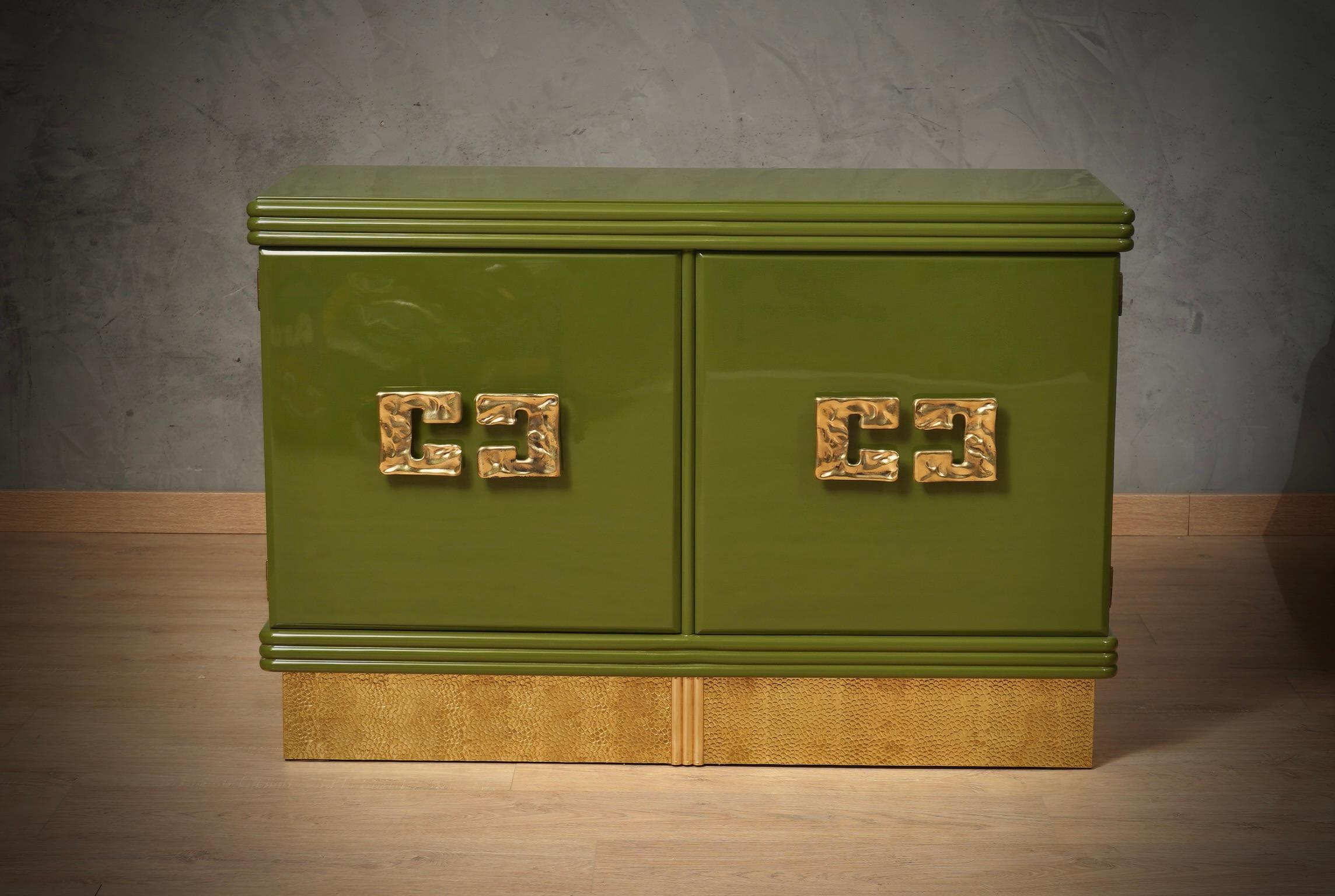 Mid-Century Modern Buffet à crédence du milieu du siècle, couleur verte et laiton, 1980 en vente