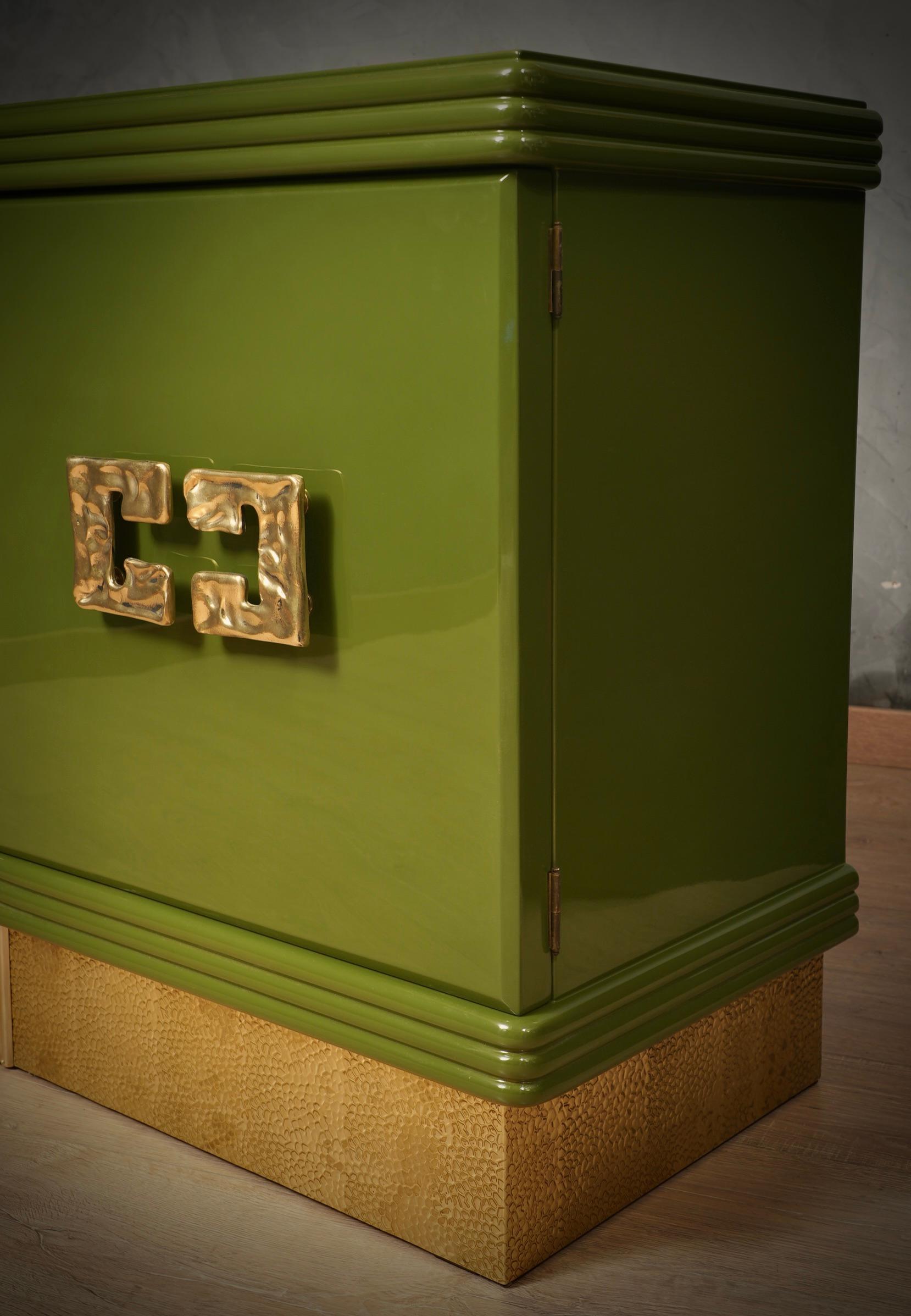 italien Buffet à crédence du milieu du siècle, couleur verte et laiton, 1980 en vente