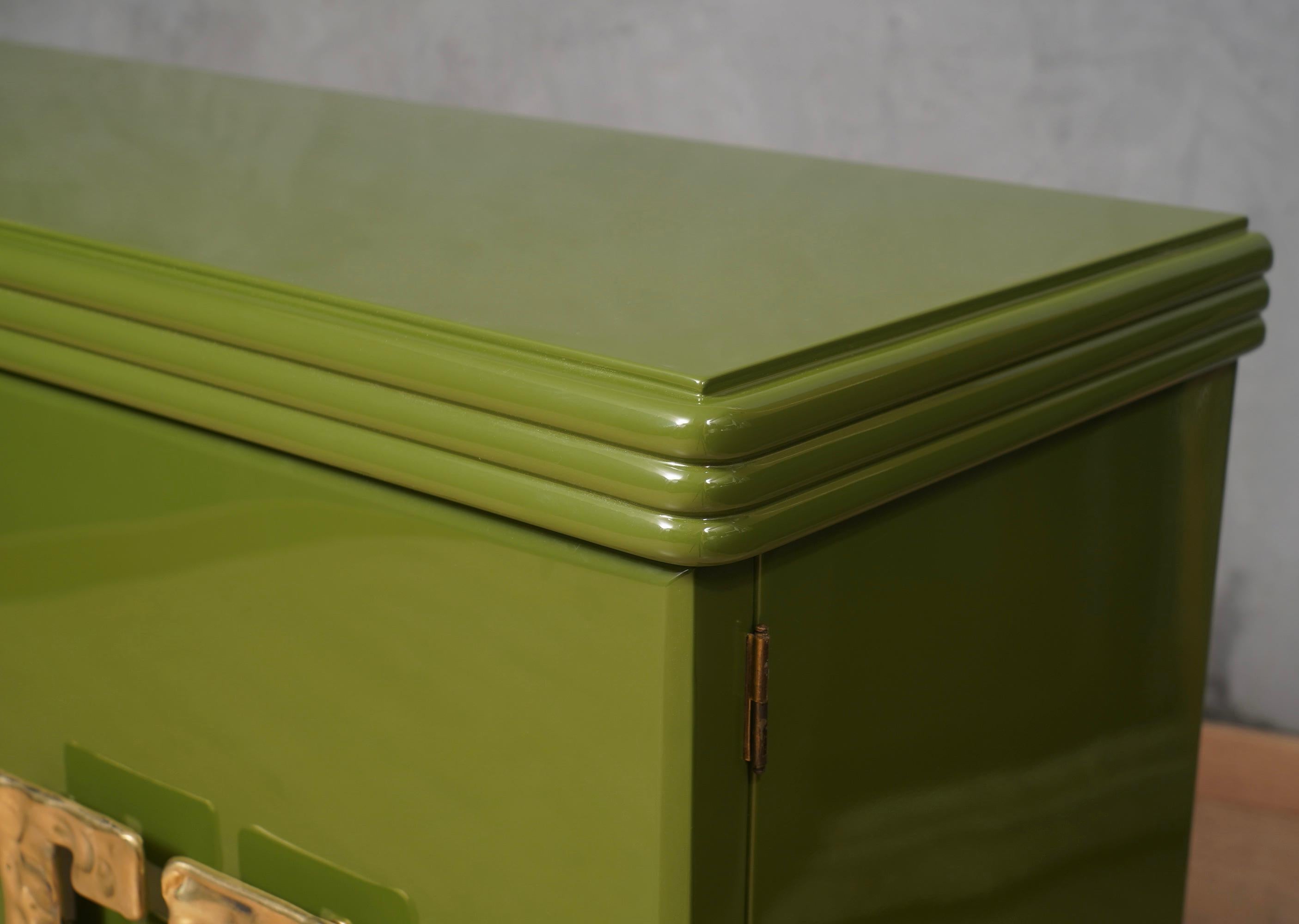Fin du 20e siècle Buffet à crédence du milieu du siècle, couleur verte et laiton, 1980 en vente