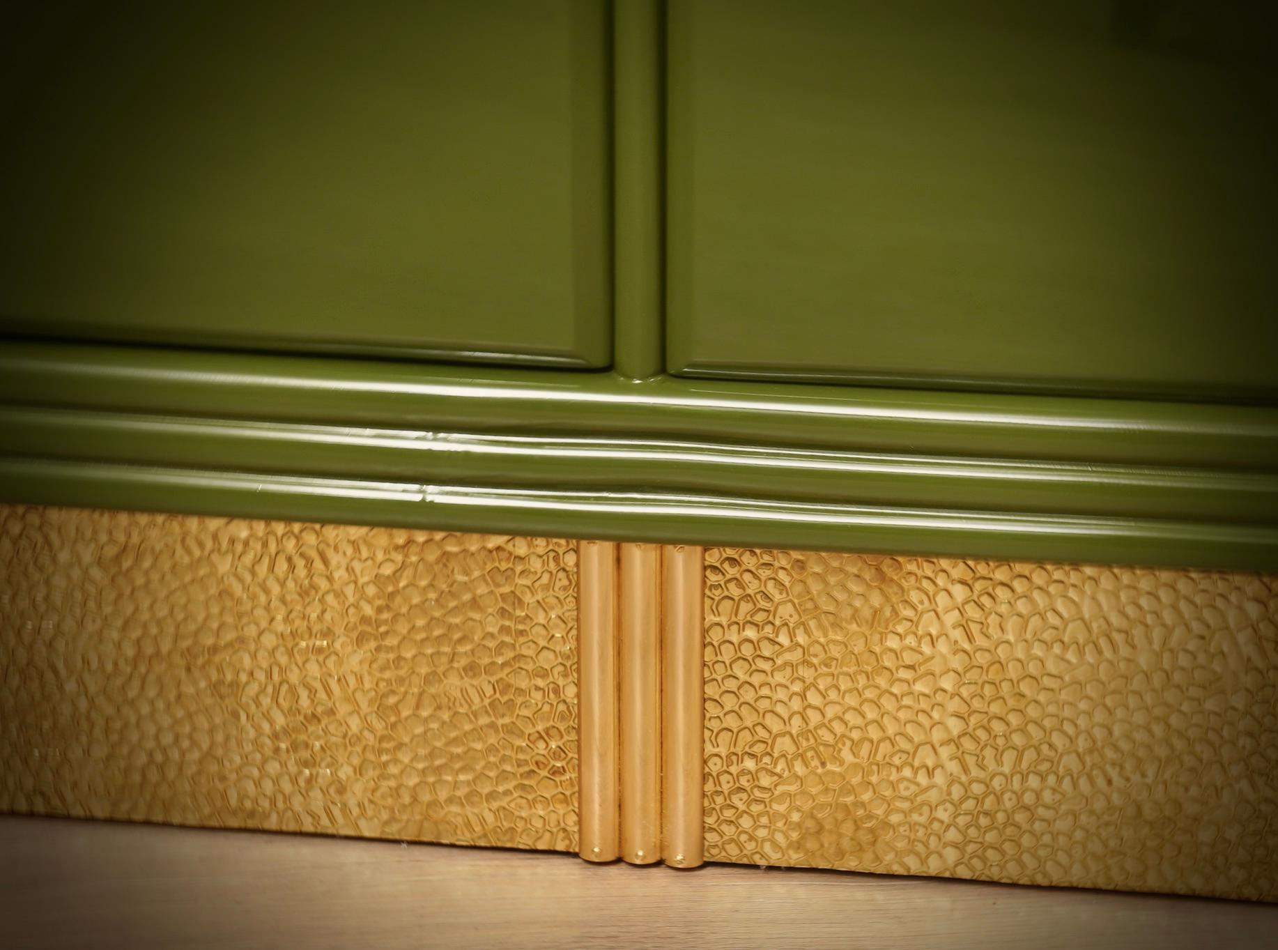 Buffet à crédence du milieu du siècle, couleur verte et laiton, 1980 en vente 1