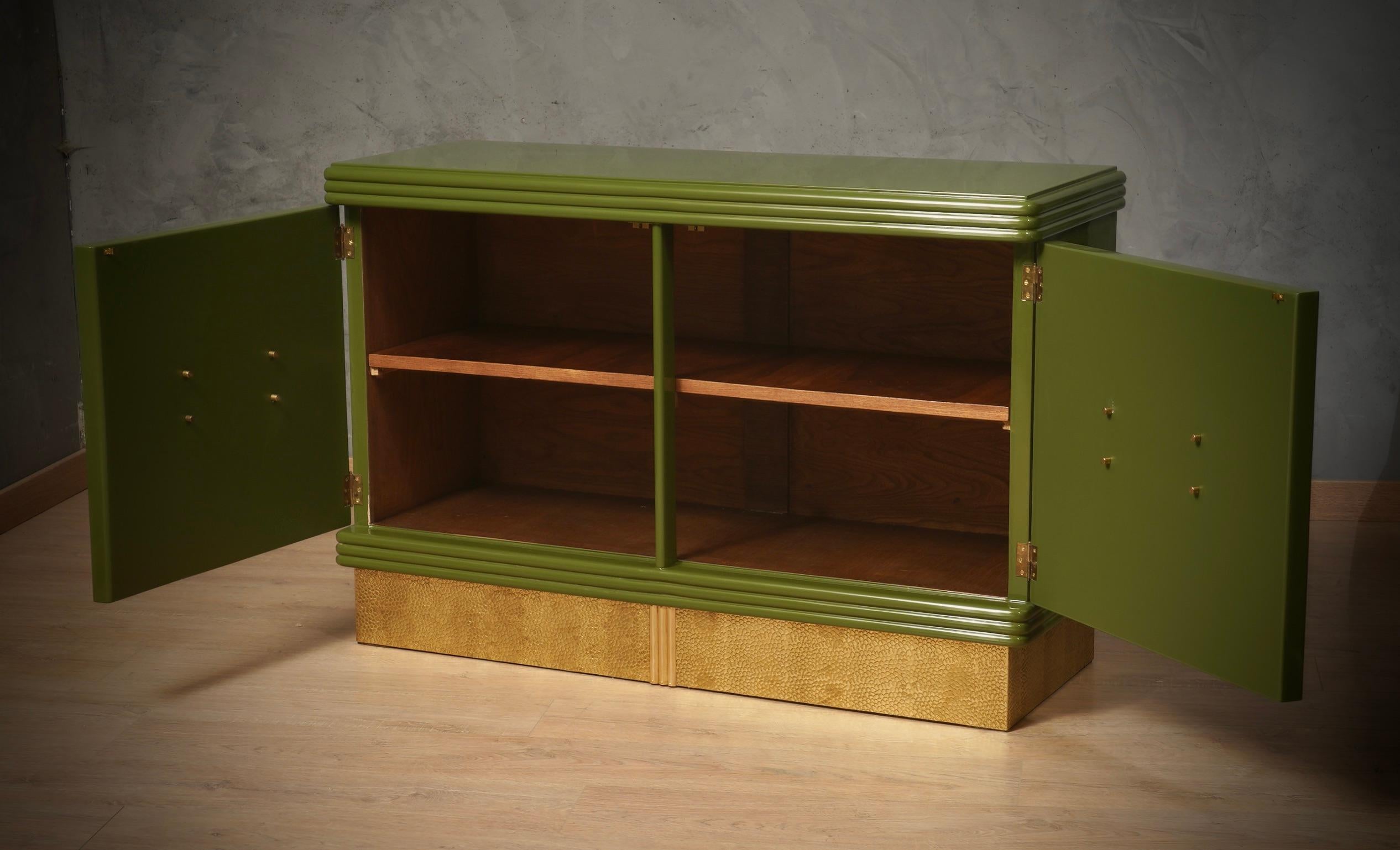Buffet à crédence du milieu du siècle, couleur verte et laiton, 1980 en vente 2