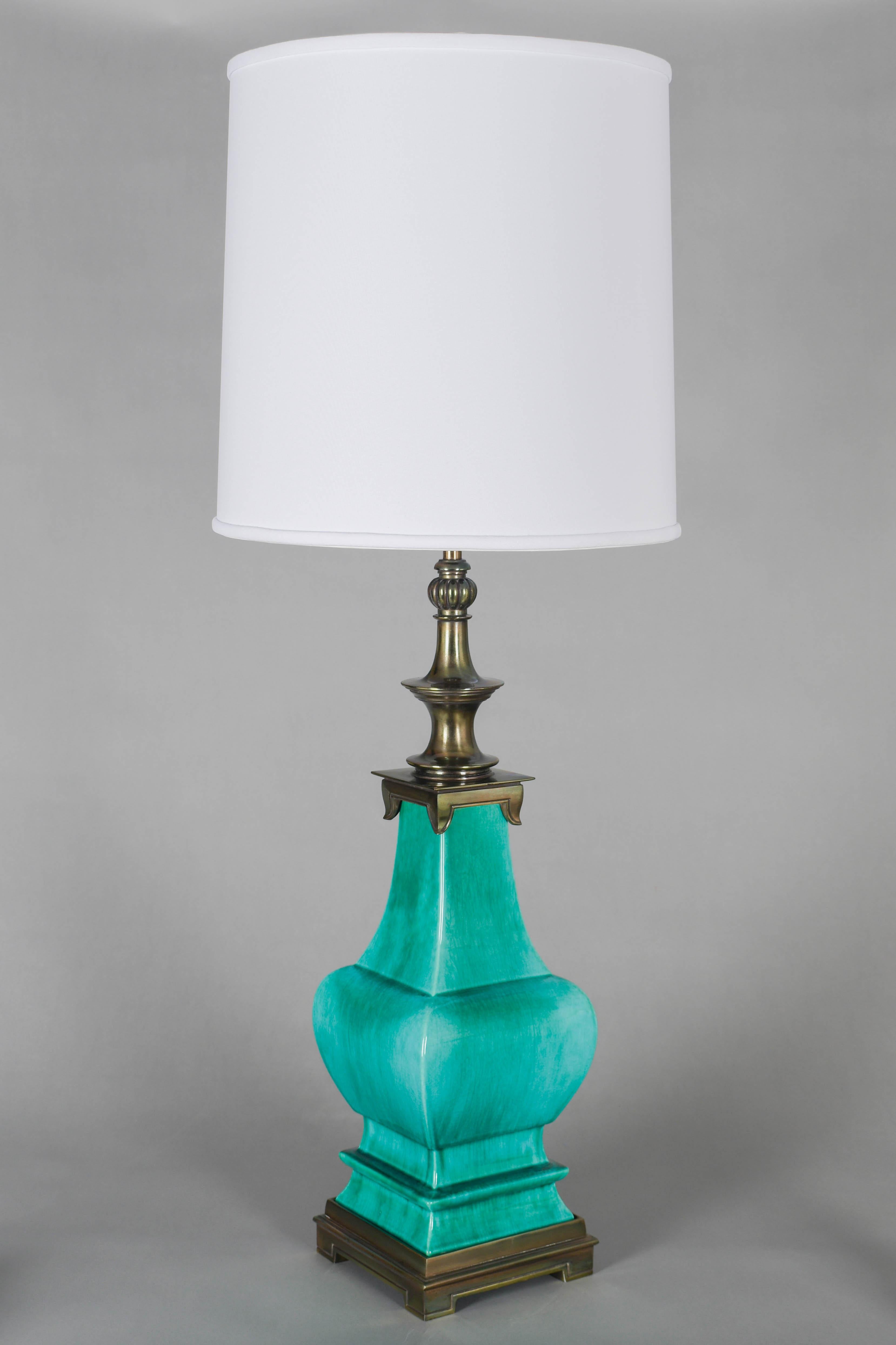 Une grande lampe du milieu du siècle en céramique émaillée vert sarcelle avec une base solide en laiton moulé et un haut col. Patine d'origine. Réflecteur en verre de lait blanc. Lampe iconique de très haute qualité de la société Stiffel Lamp