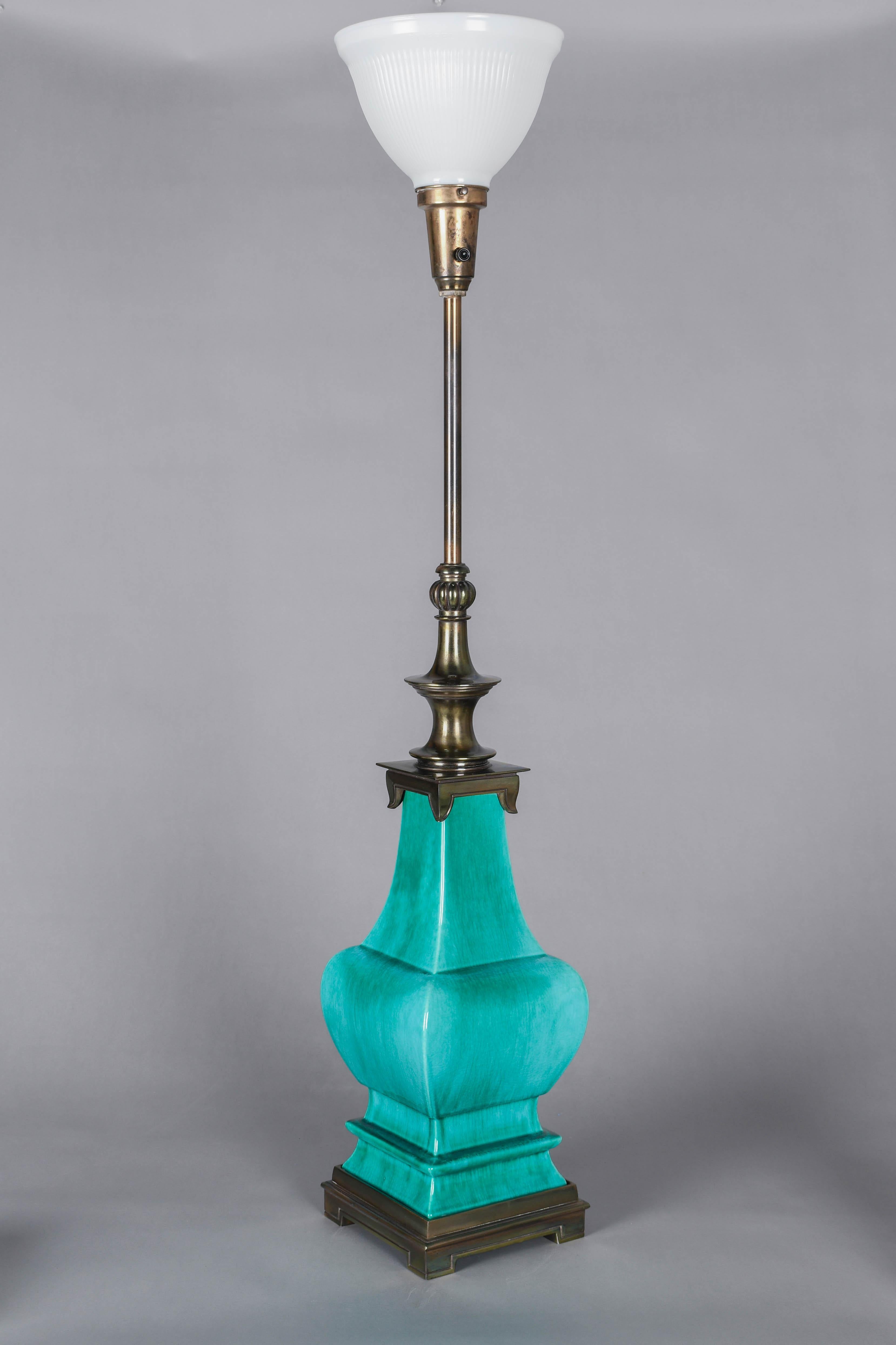 Hollywood Regency Lampe Stiffel du milieu du siècle en céramique verte émaillée en vente