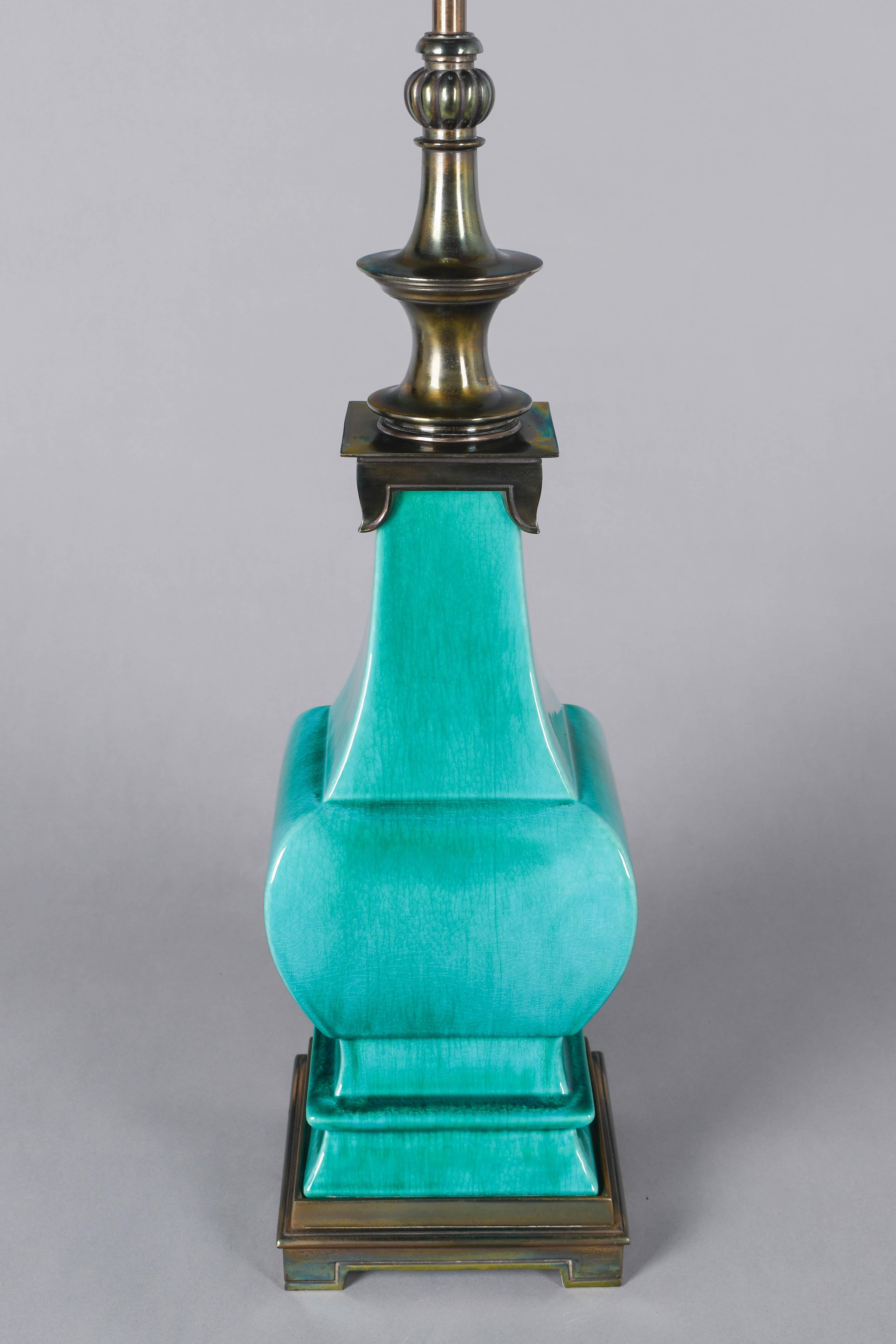 Laiton Lampe Stiffel du milieu du siècle en céramique verte émaillée en vente