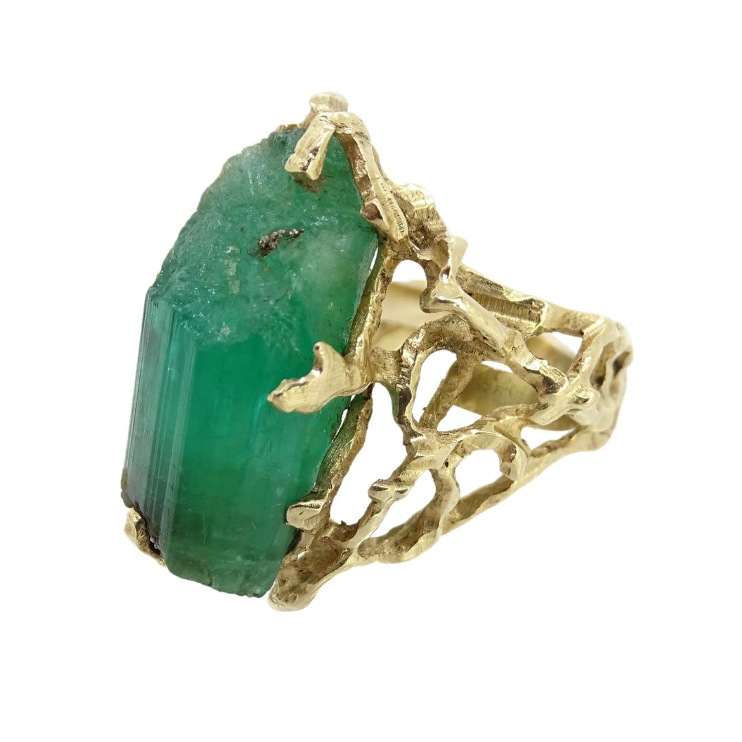 Stunning and original organic  Italian design ring made of yellow gold, with a large natural beryl as the main stone. It looks like a fragment of nature captured in gold and this unique emerald-green mineral. Its setting imitates a branched or coral