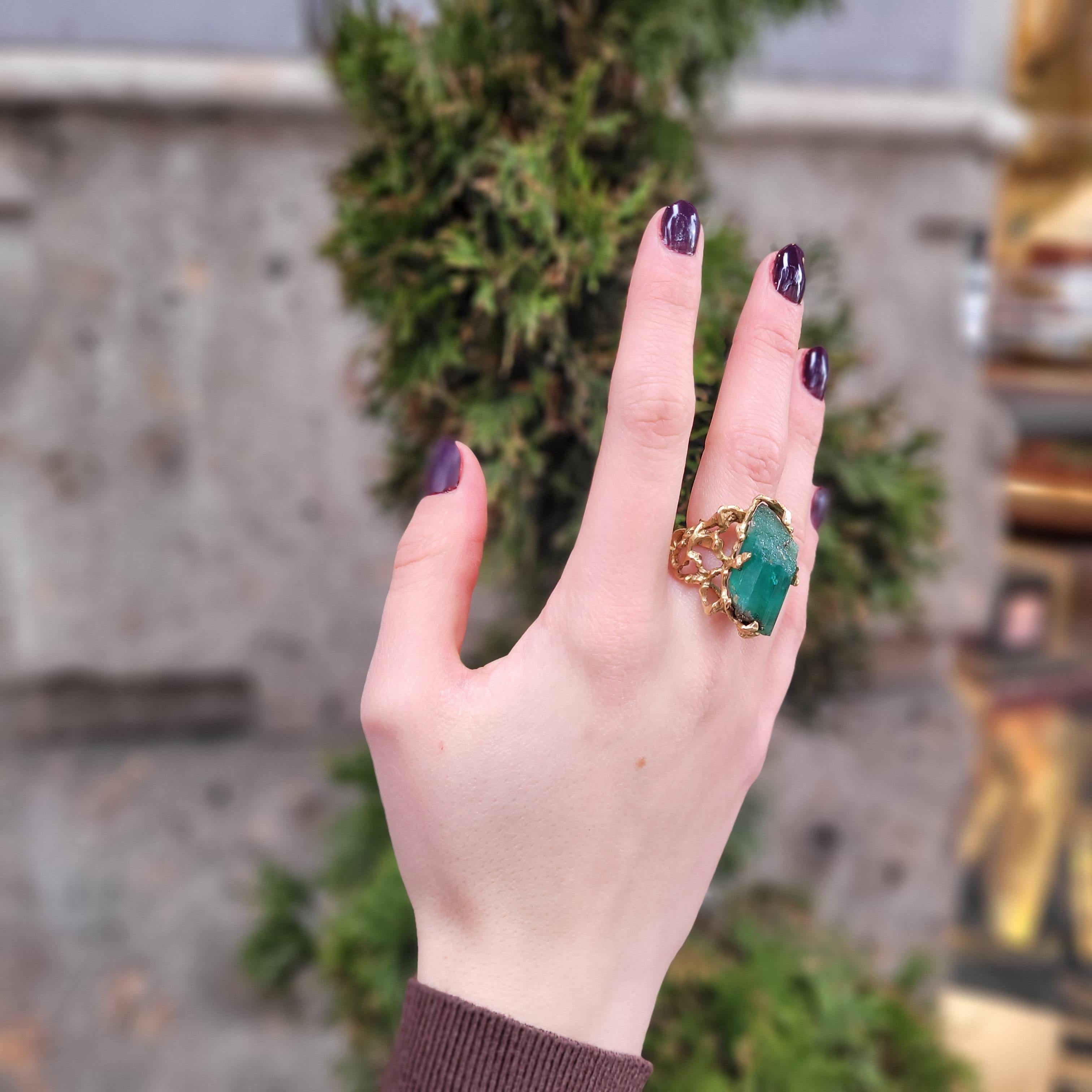 Midcentury green Italian ring, organic design, Beryl, 18kt gold In Excellent Condition For Sale In VALLADOLID, ES