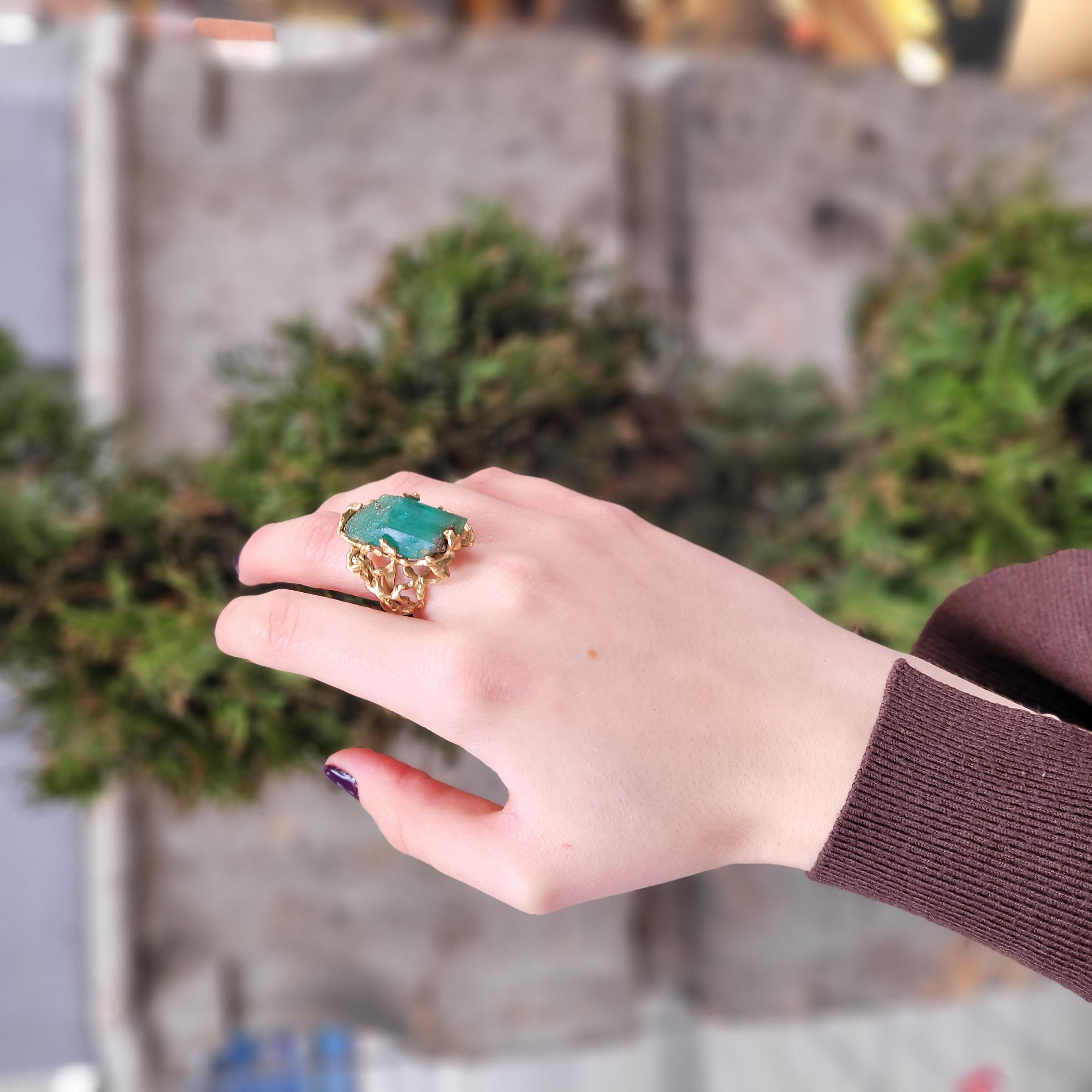 Women's or Men's Midcentury green Italian ring, organic design, Beryl, 18kt gold For Sale