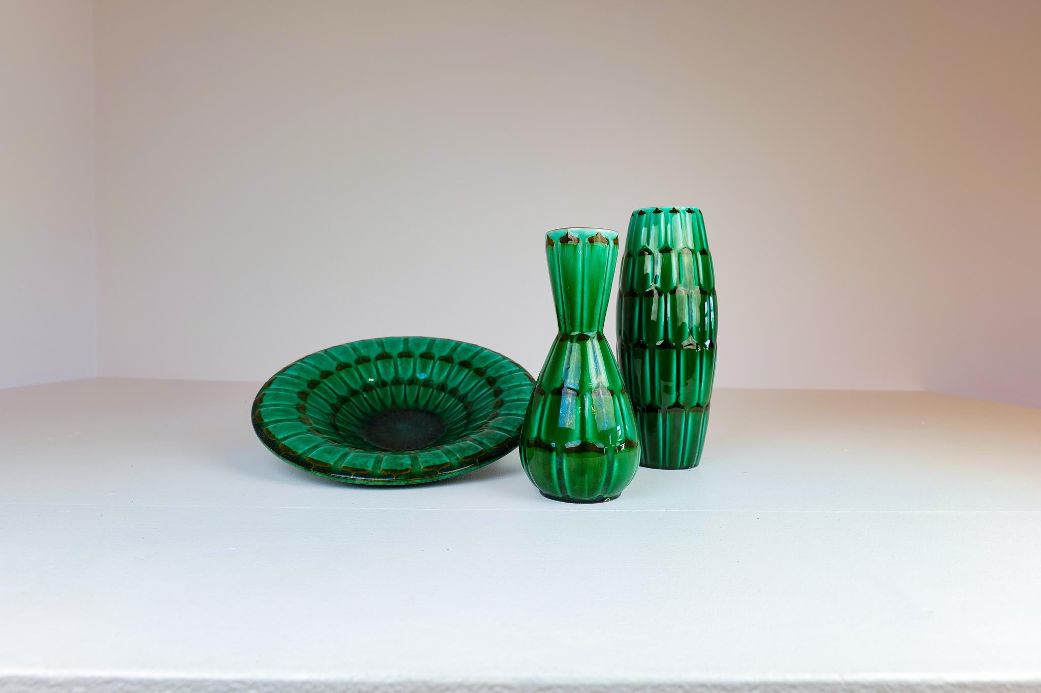Wonderful midcentury vases and platter produced by Upsala Ekeby Sweden designed by Anna-Lisa Thomson 1951. Wonderful green glace with pattern of artichoke. 

Very good condition. Small traces of wear on the bottom

Measures: Vase H 30 cm, D 17