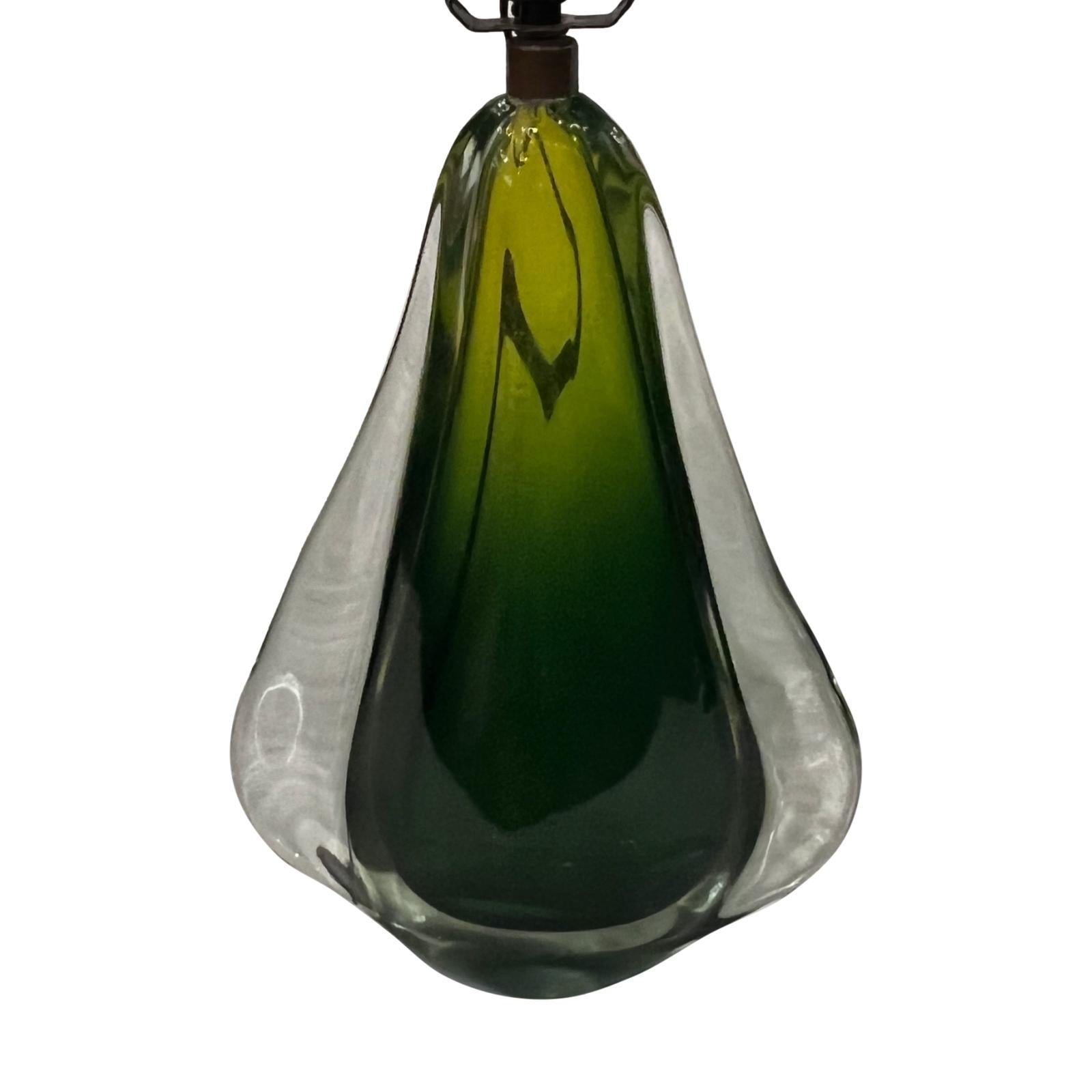 Une lampe de table italienne en verre soufflé vert et transparent datant des années 1960.

Mesures :
Hauteur du corps : 13 pouces
Hauteur jusqu'au support de l'abat-jour : 23